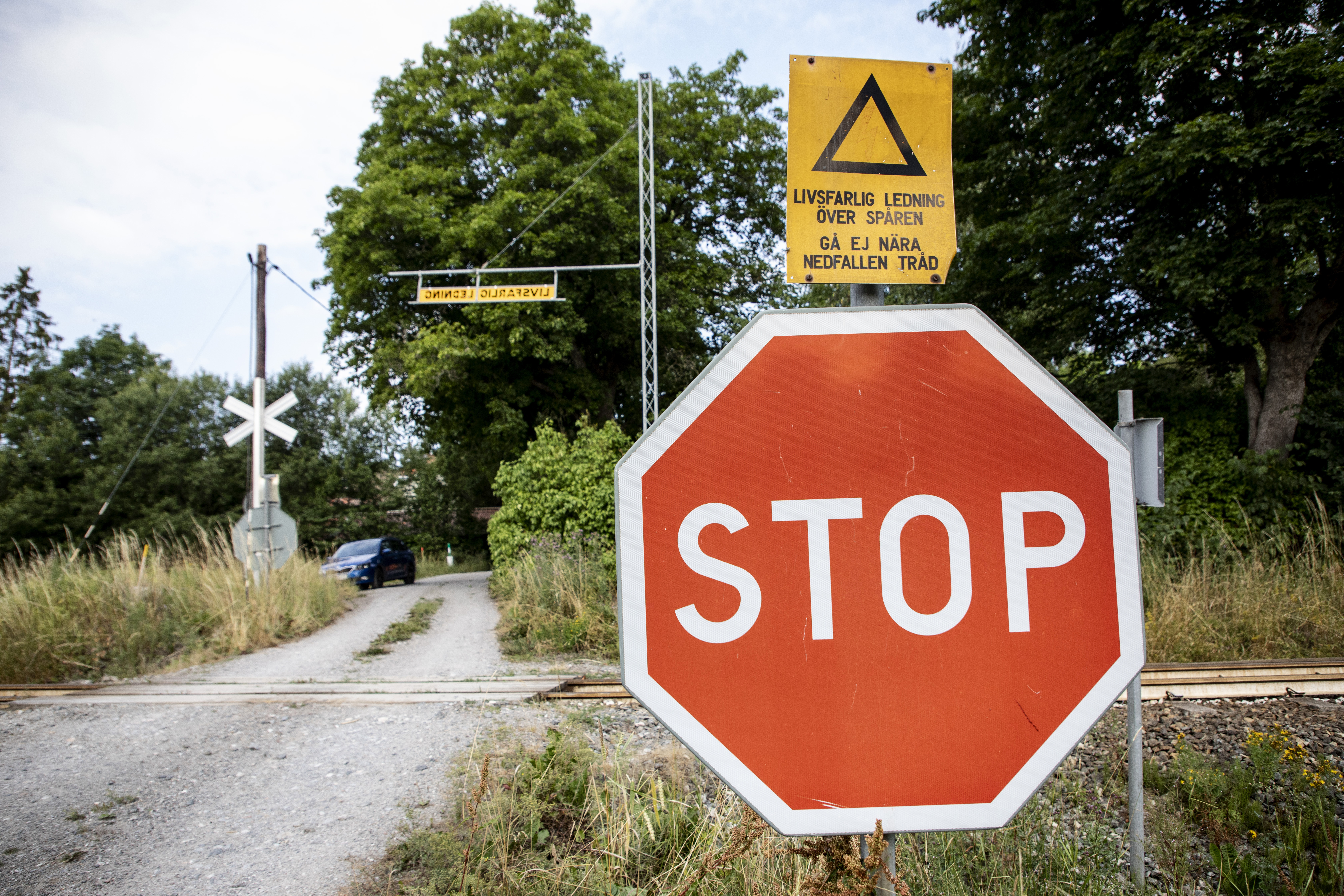 Kvinna krockade med tåget när hon passerade en obevakad järnvägsövergång.