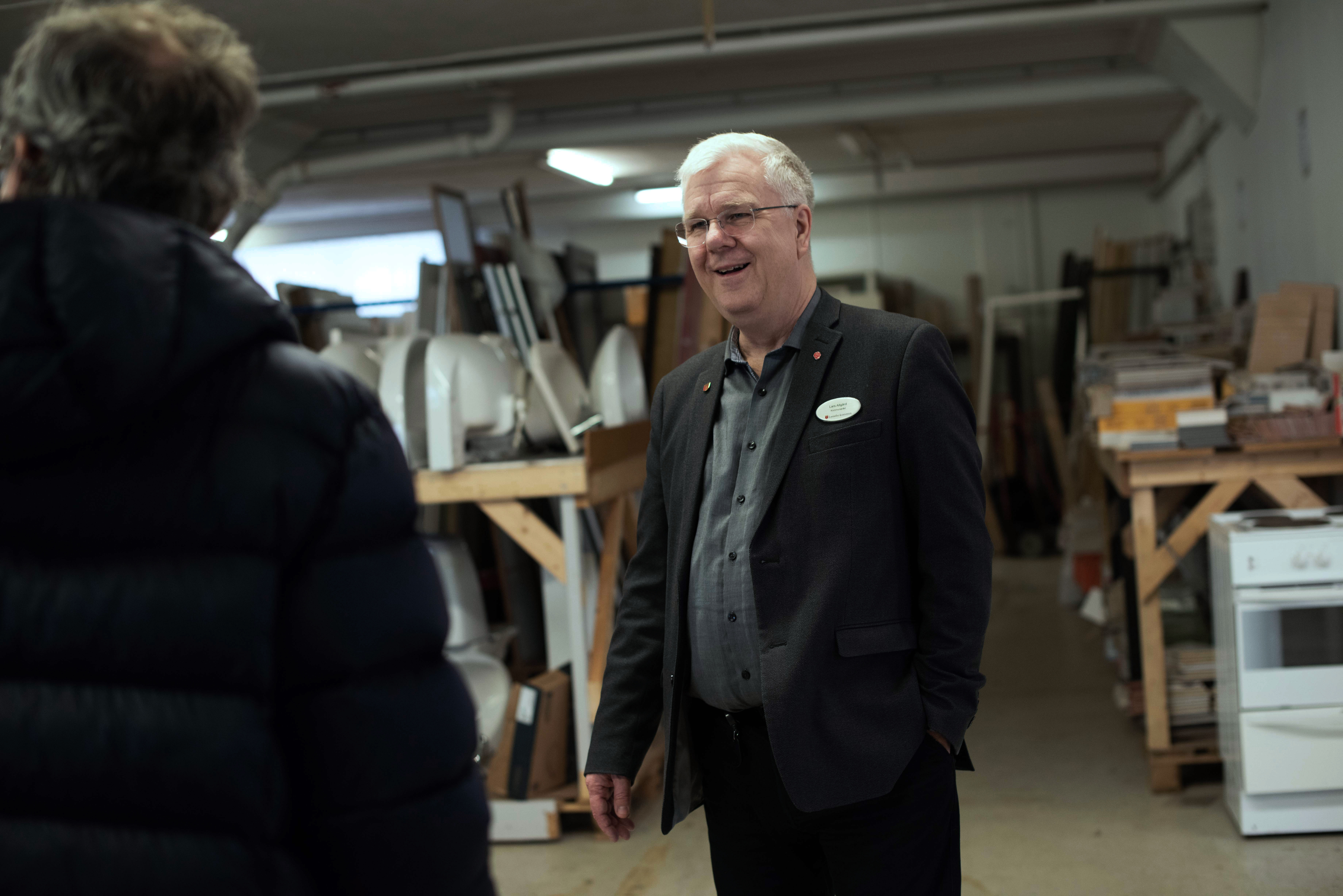 ”Det växer dåligt under stora ekar”, säger Lessebos kommunalråd Lars Altgård och syftar på att orten länge varit beroende av några få stora arbetsgivare.