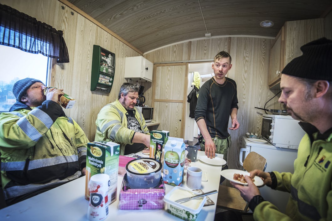 Stekfrukost i byssjan. Frän vänster: Tony Nordgren, Erik Fredén, Kristoffer Alexandersson och Marcus Gustavsson. Frukosten är en fredagstradition som Kristoffer tagit över från sin pappa, också han anläggningsarbetare.