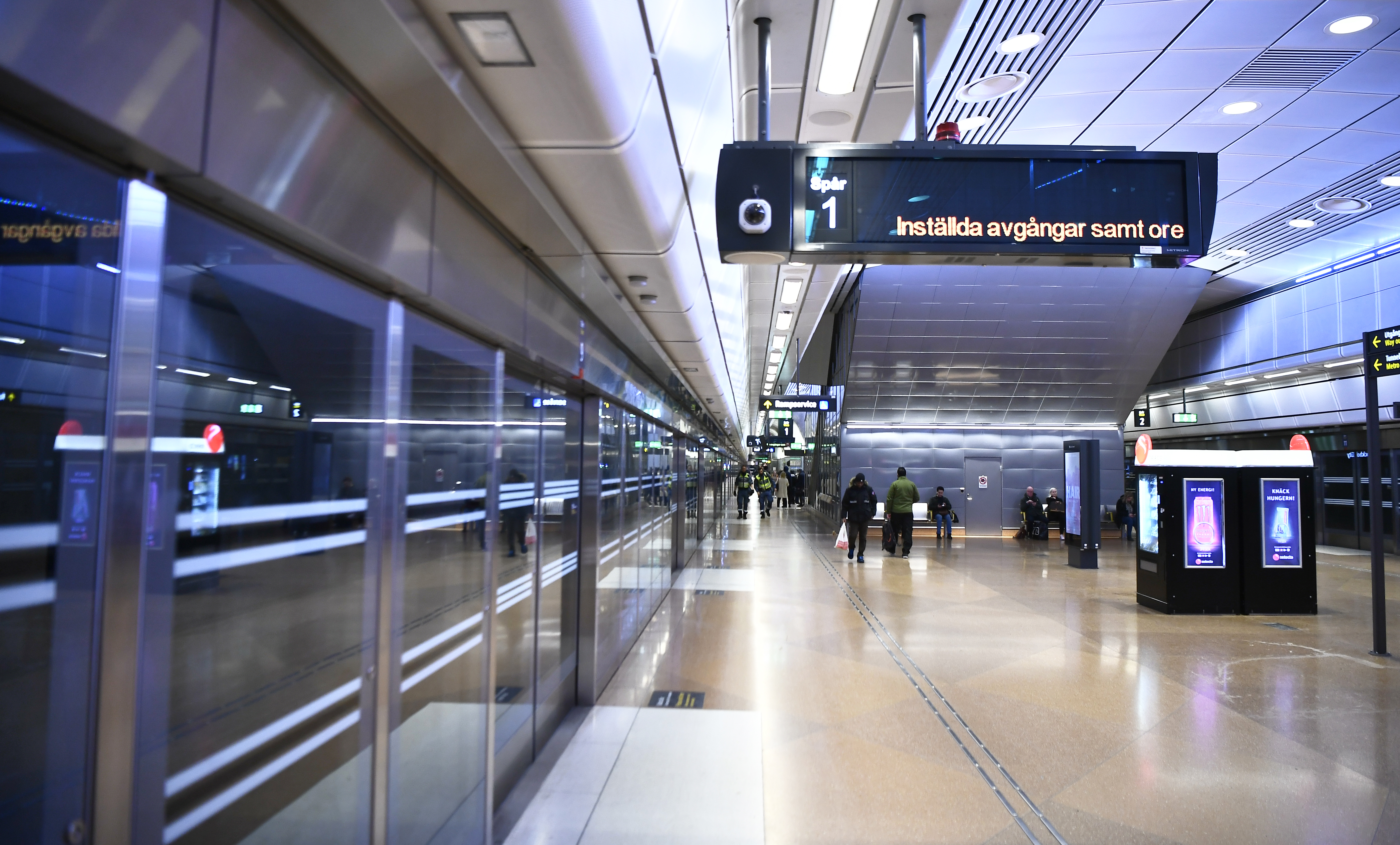 Pendeltågen har drabbats av strejk och skyddsstopp sedan tågvärdar slopades.