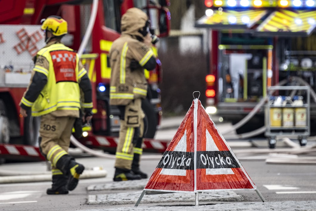 Räddningstjänsten på plats på Perstorpsgatan i centrala Vellinge med anledning av en brand i en industribyggnad. Ett VMA har skickats ut på grund av kraftig rökutveckling.