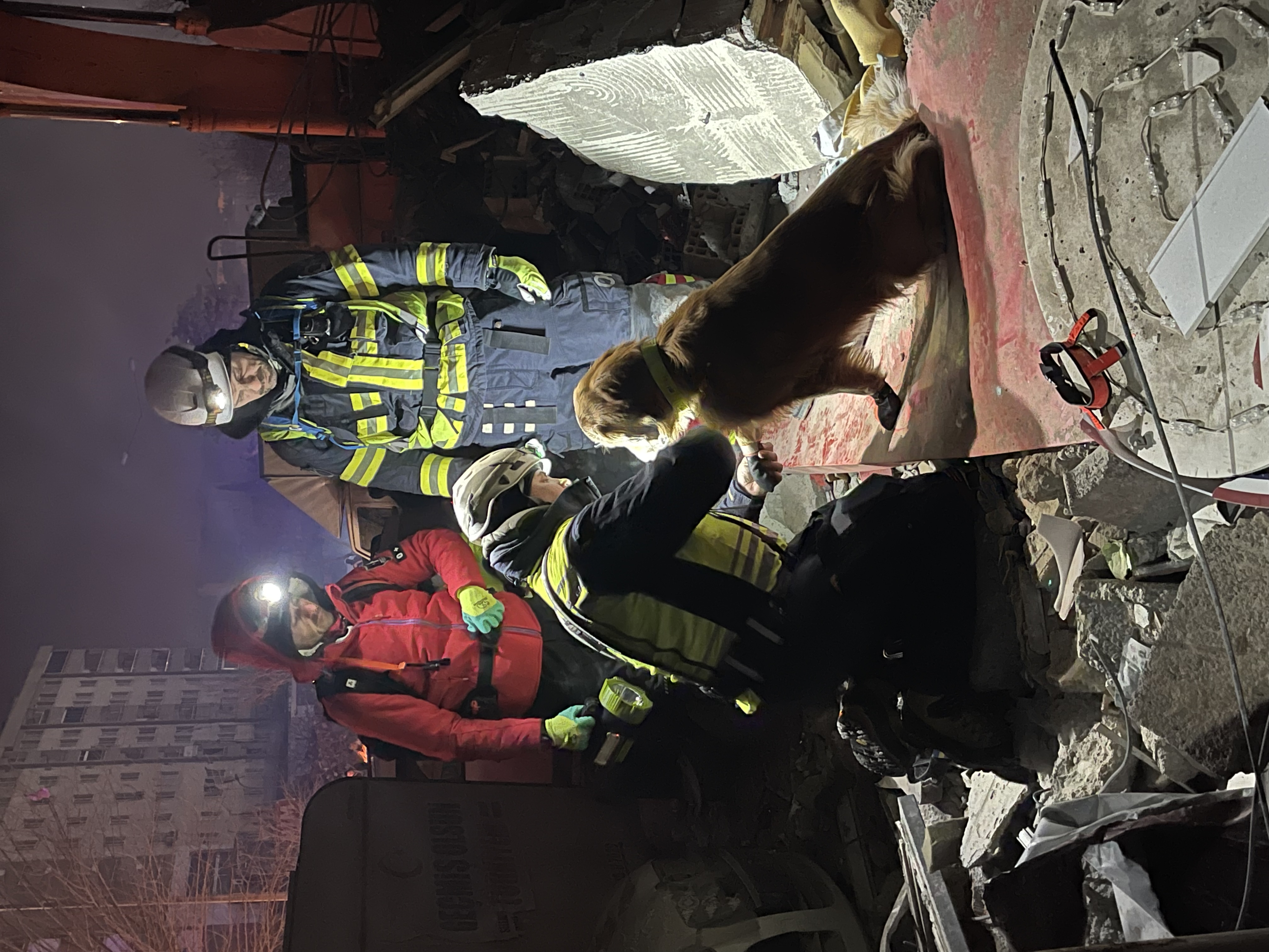 En stor del av sökandet i Turkiet skedde nattetid i totalt mörker.