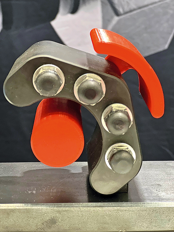 Ett gäng upkopplade skruvar, fästa i någonting.