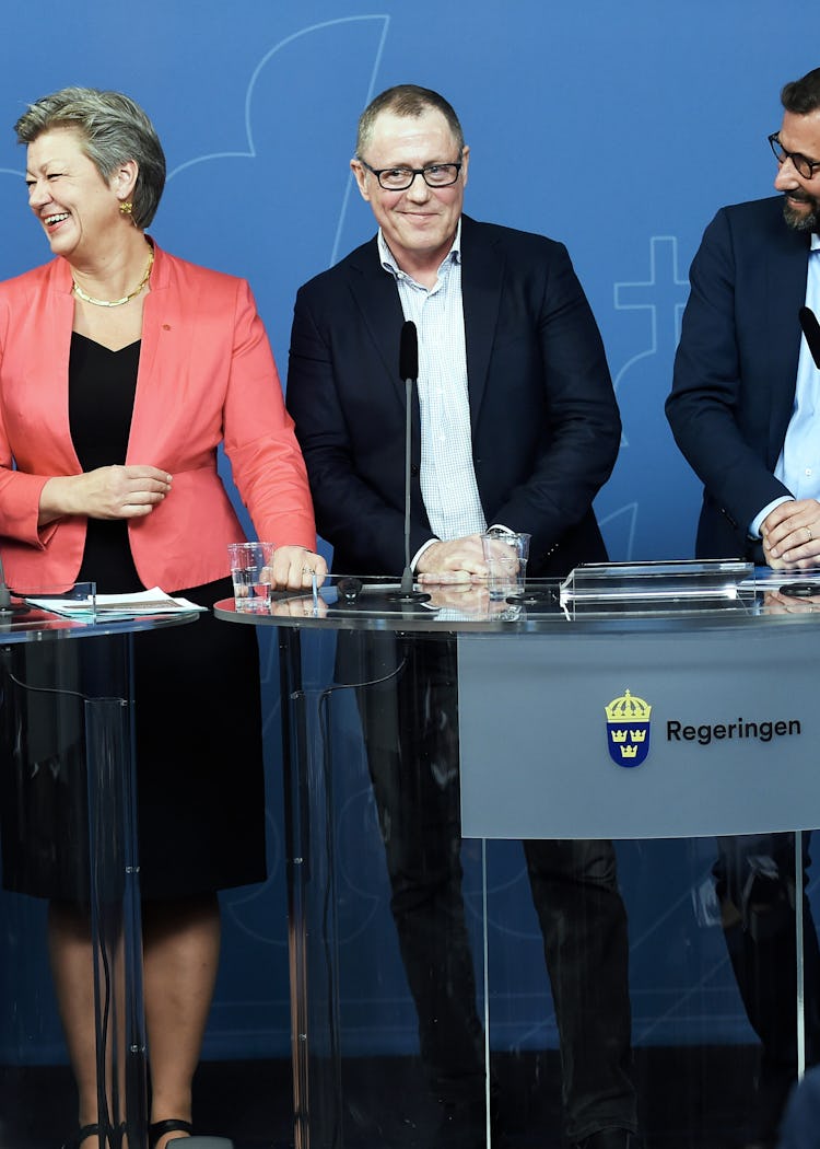 LO:s vice ordförande Therese Guovelin, Unionen-ordförande Martin Linder, arbetsmarknadsmarknadsminister Ylva Johansson (S), Anders Weihe, förhandlingschef på Teknikföretagen och Stefan Koskinen förbundsdirektör för Almega presenterar en överenskommelse om etableringsjobb för nyanlända på en pressträff i Rosenbad 2018.