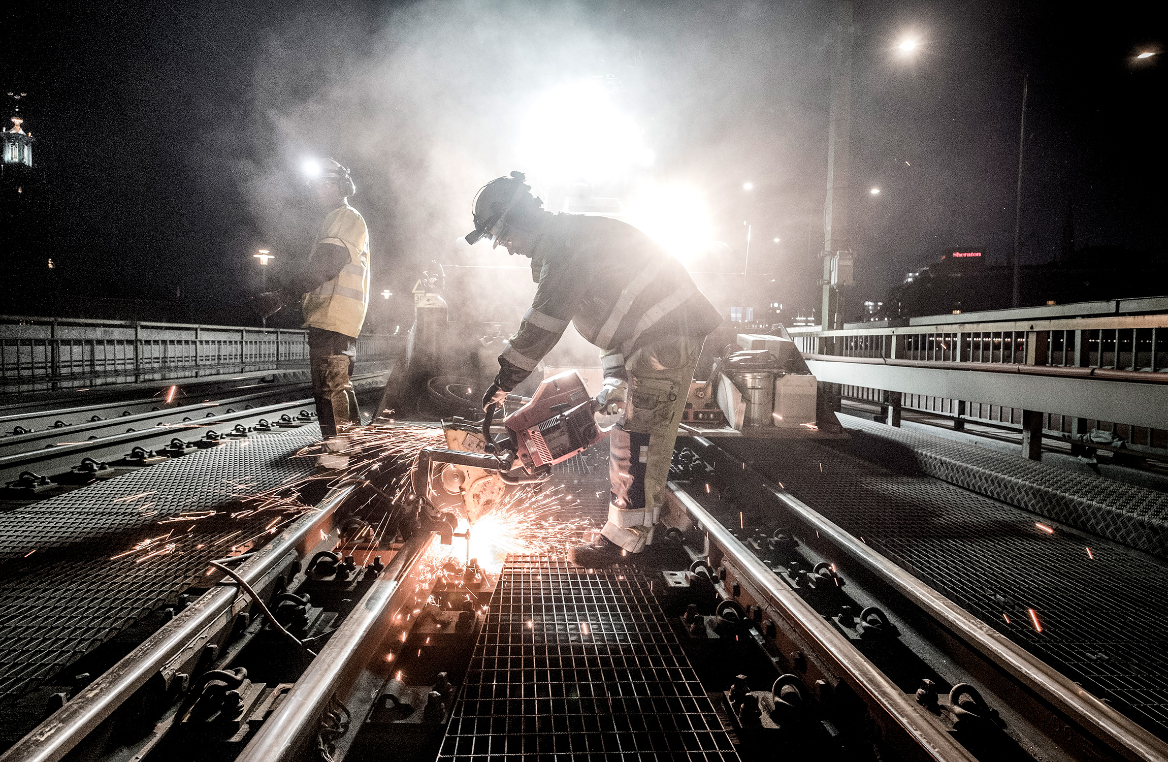 Man som utför järnvägsunderhåll på Centralbron i Stockholm.