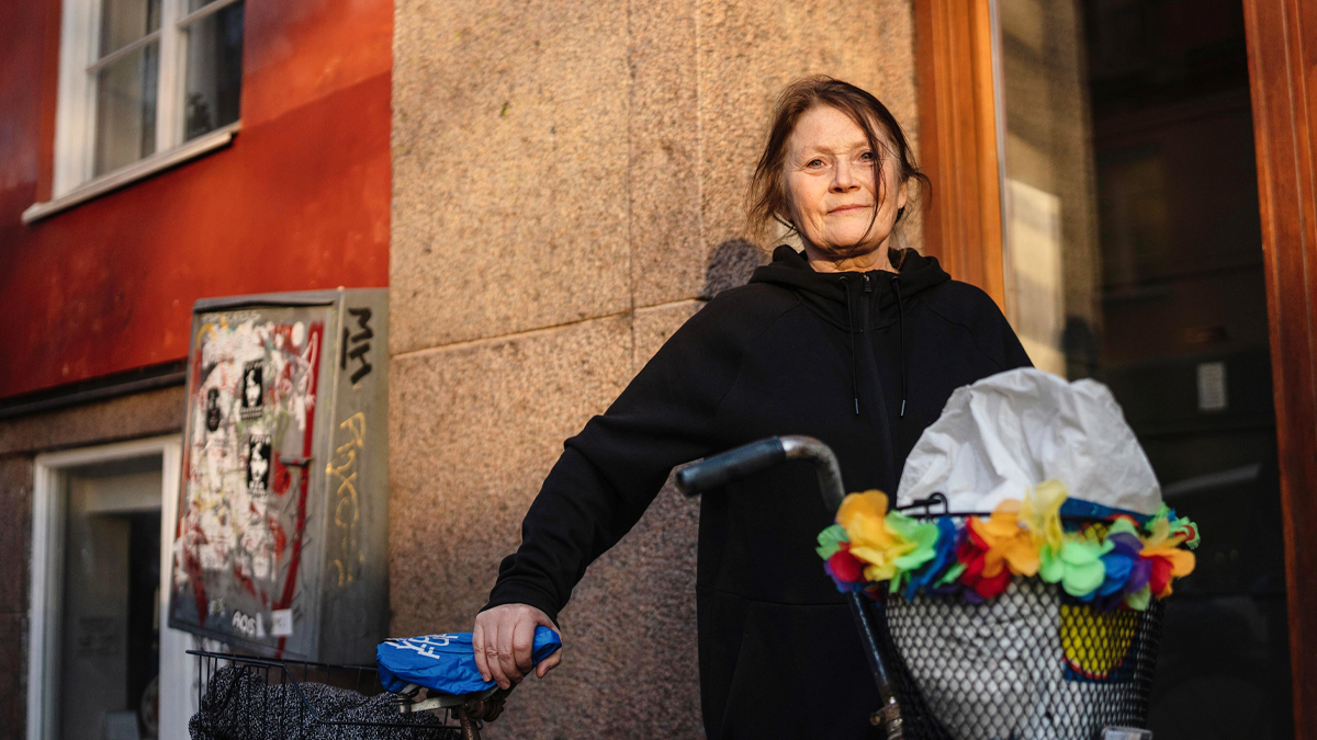 Carina Lundström vid en cykel.