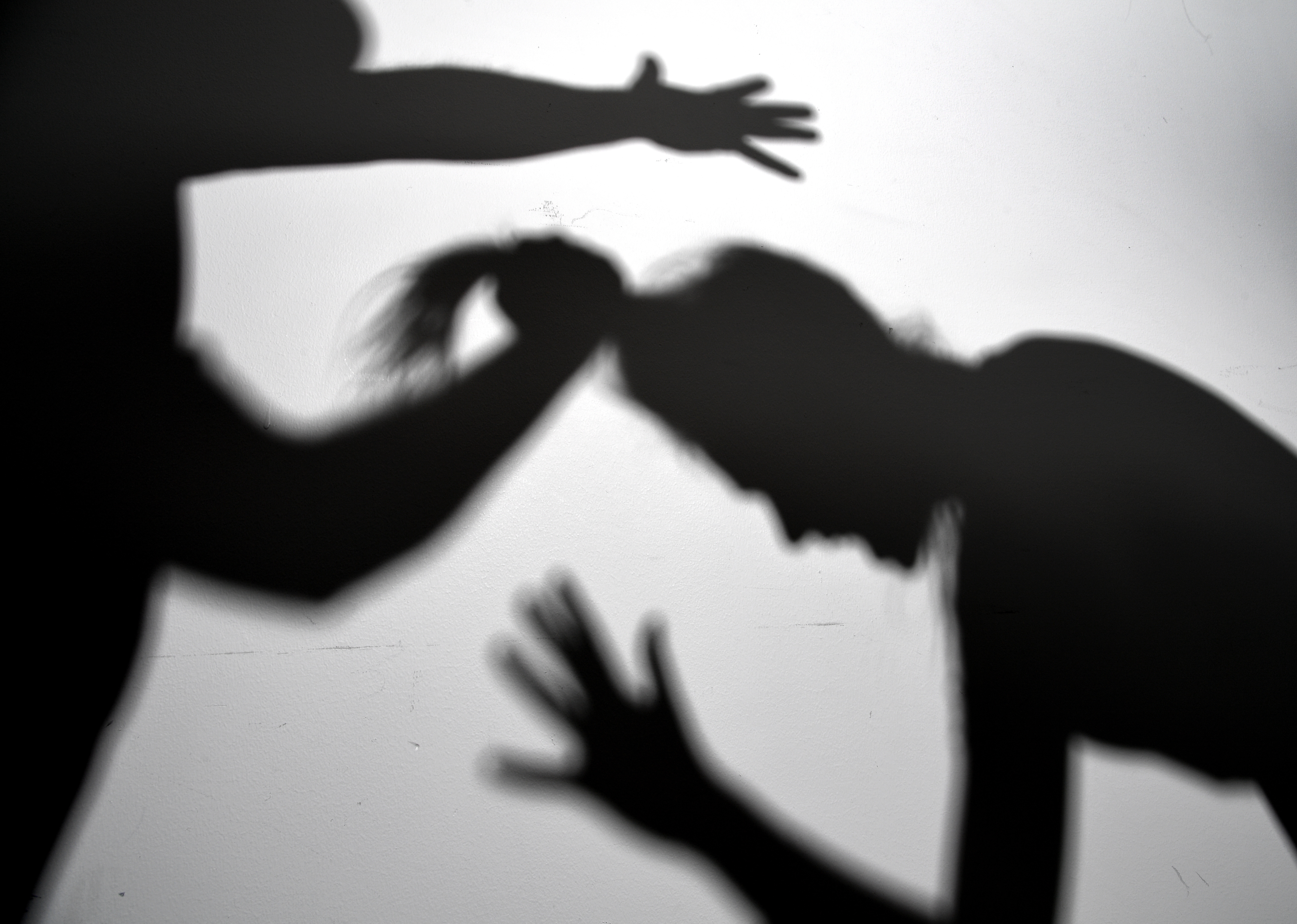 Arrangerad bild av man som slår kvinna.