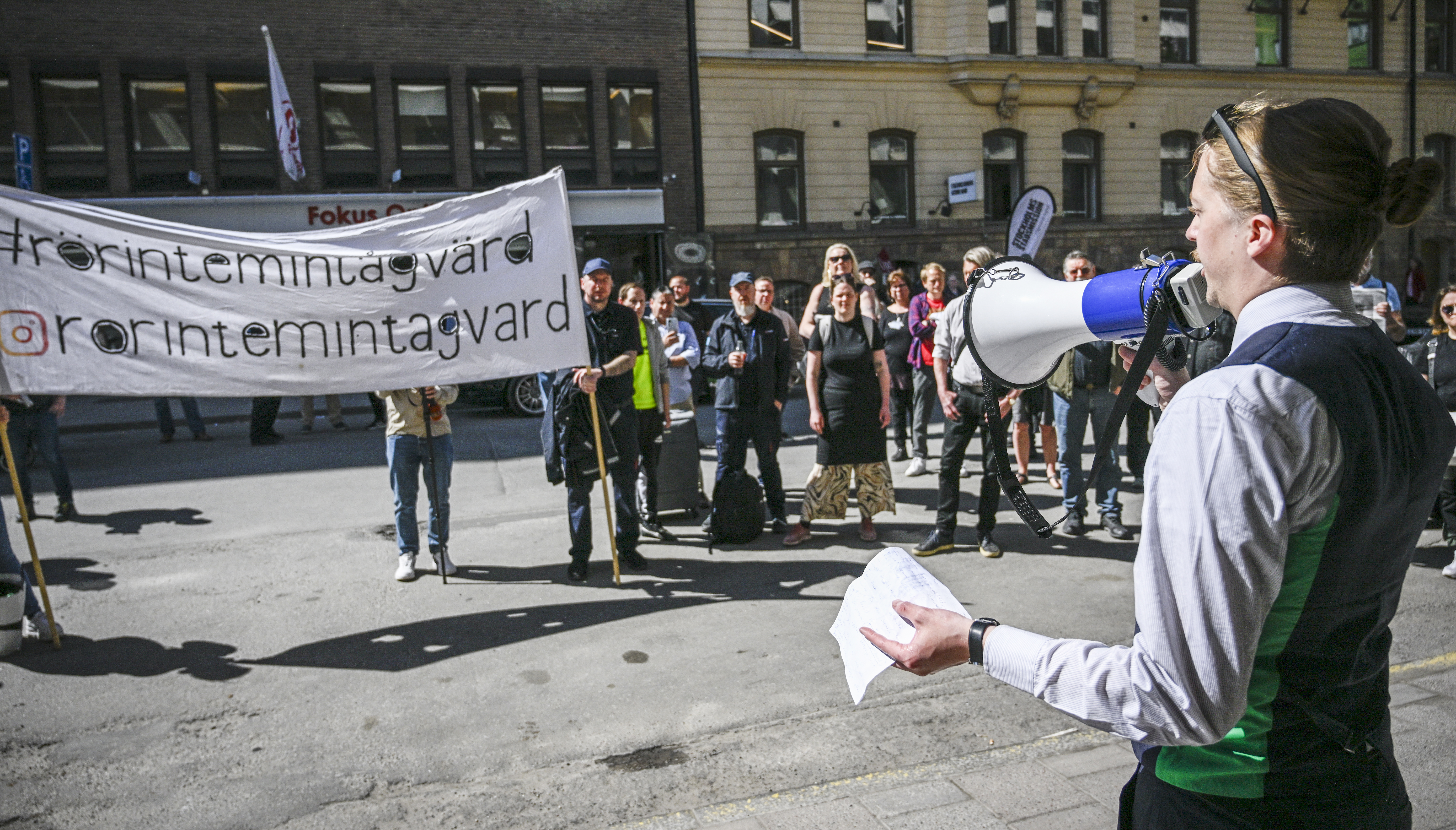 När tågstrejken blev uppskjuten protesterade medlemmar utanför Sekos kontor.