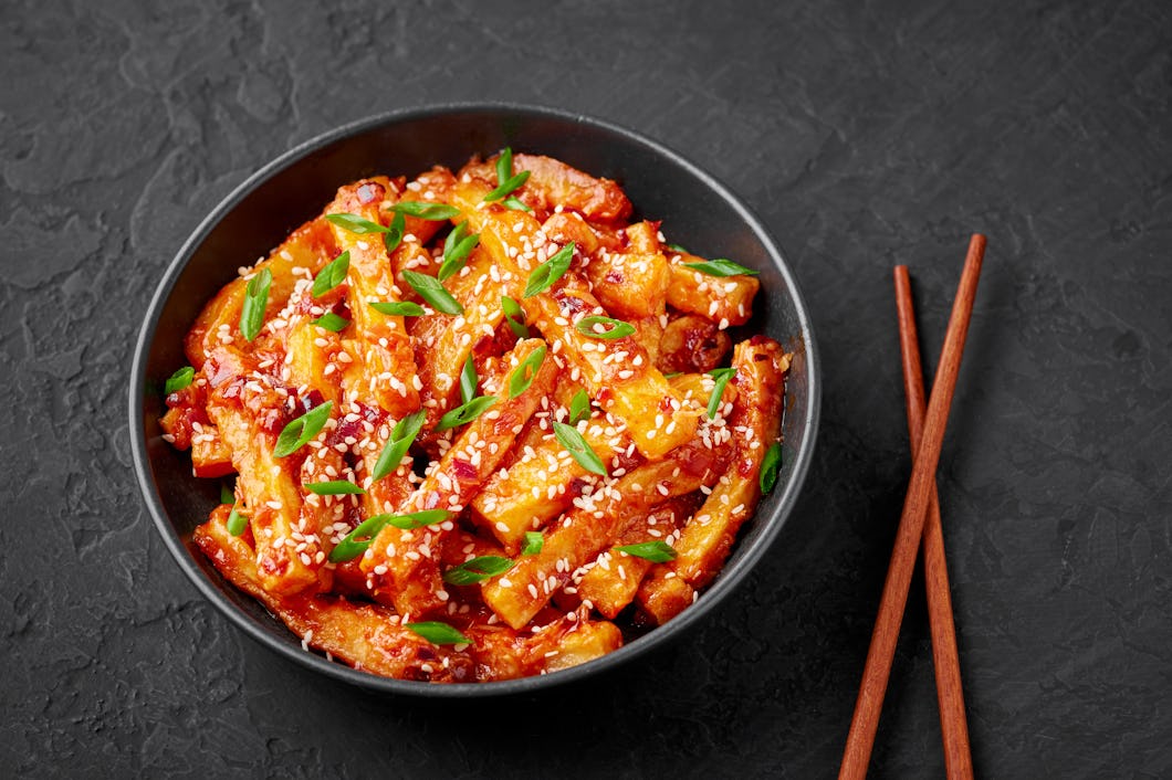 I sydöstra Kina wokas färskpotatis med chili och sichuanpeppar.