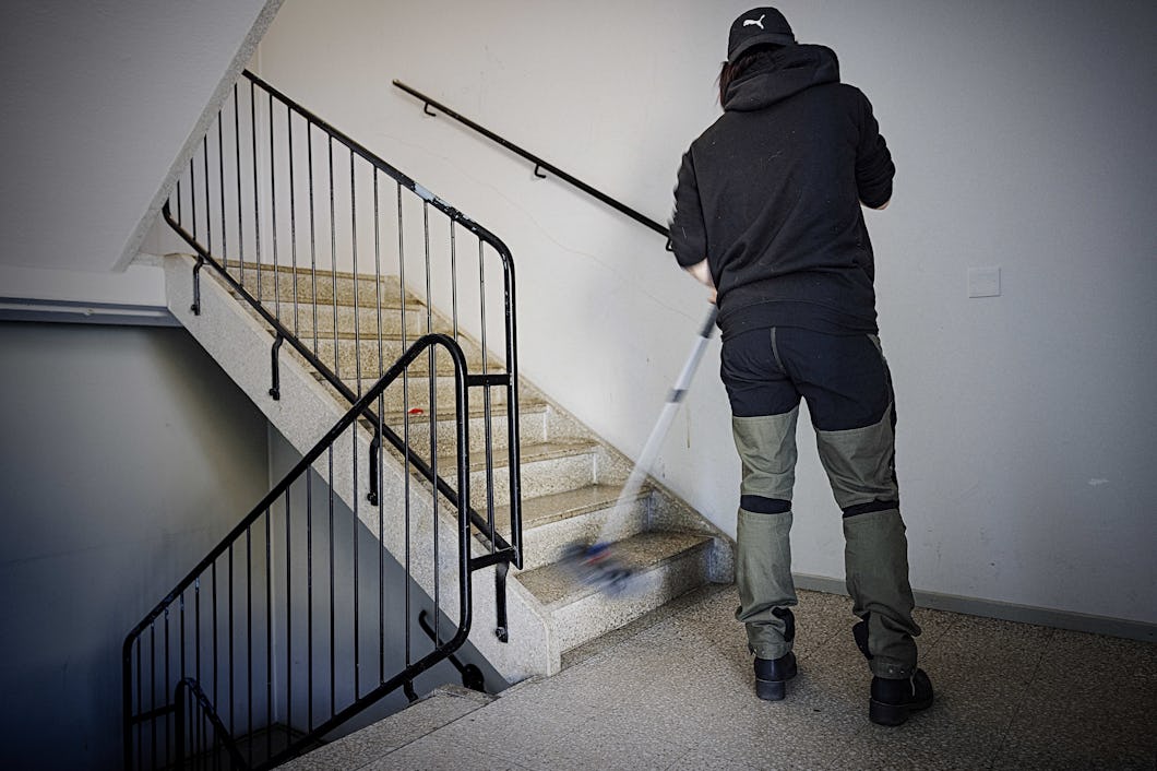 Anonyma städaren Amanda städar ett trapphus.