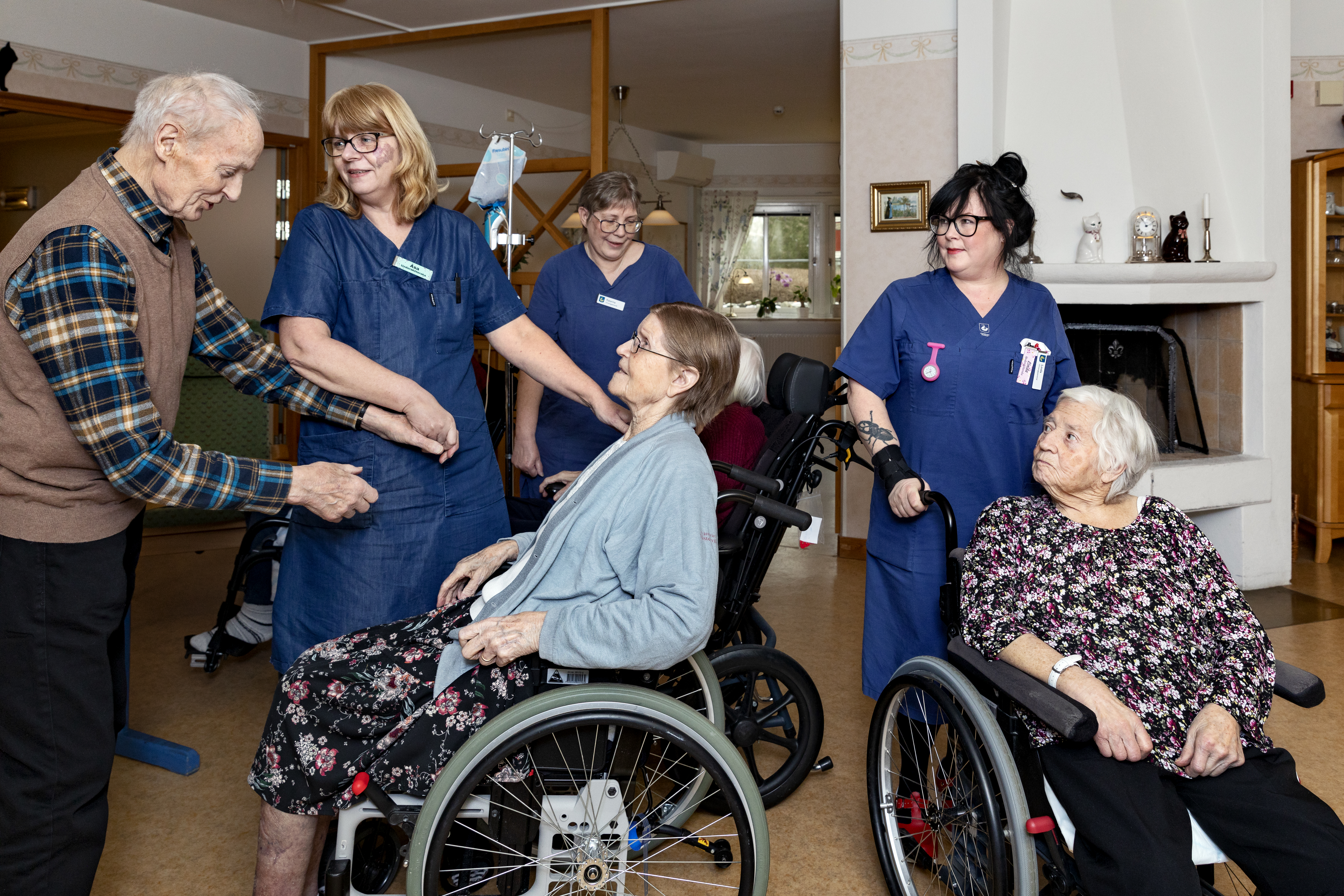Undersköterskorna Åsa Knutsson, Katarina Fahlström och Linda Carlbark i Västervik får vänta på sina extra lönelyft. Här syns de med Olle Kristiansson, Rut Björn och Inger Fristedt.