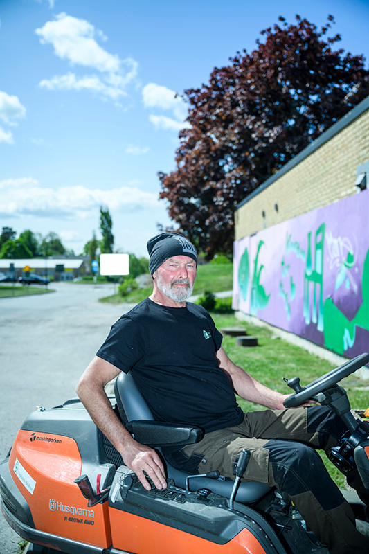 Dragisa Todorovic med åkgräsklippare.