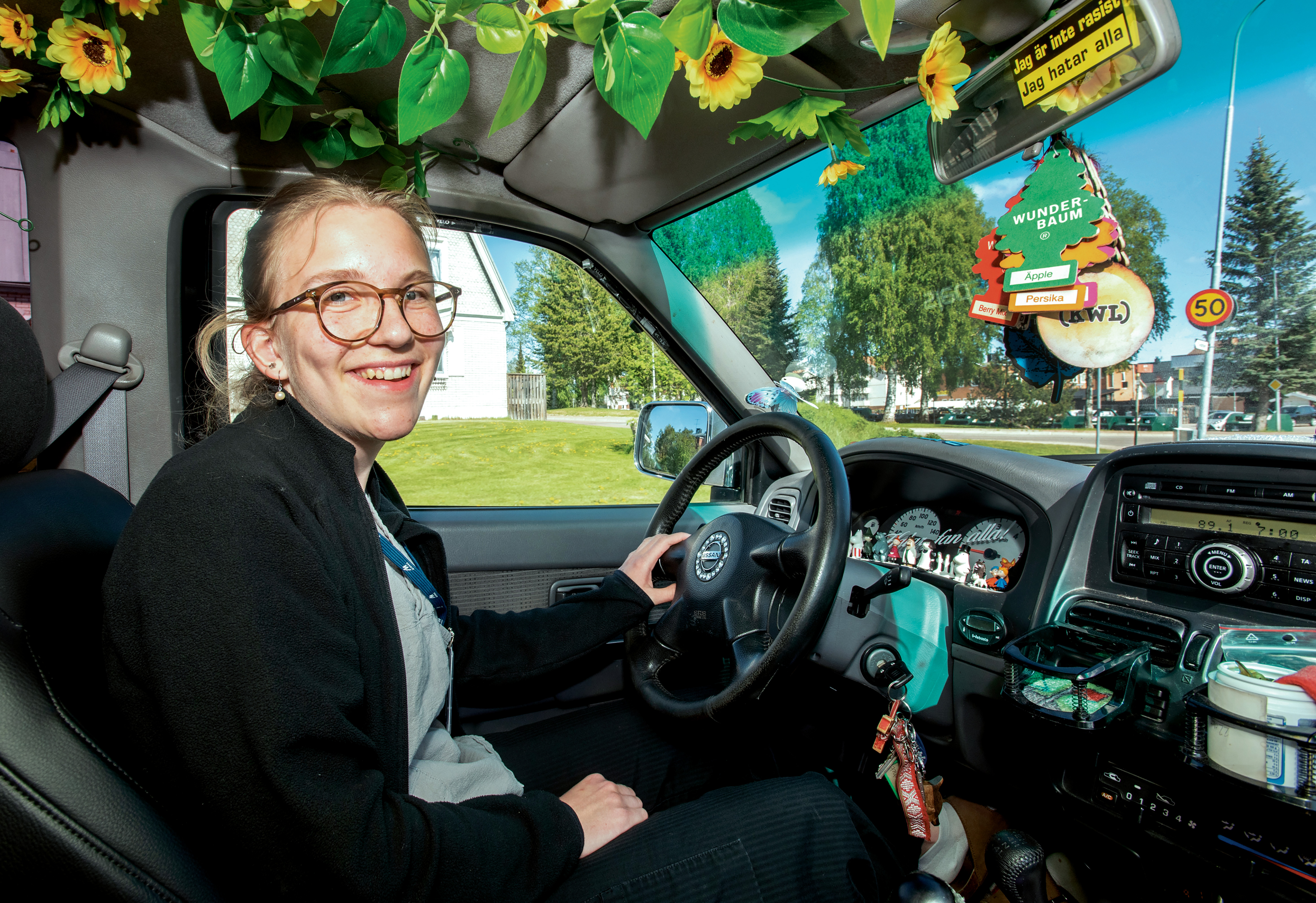 ”Kalla mig inte eparaggare! Jag vill inte förknippas med sånt”, säger Elin Eriksson. Hennes A-traktor är pimpad för mys under de makliga färderna i trakterna kring Malung i Dalarna.