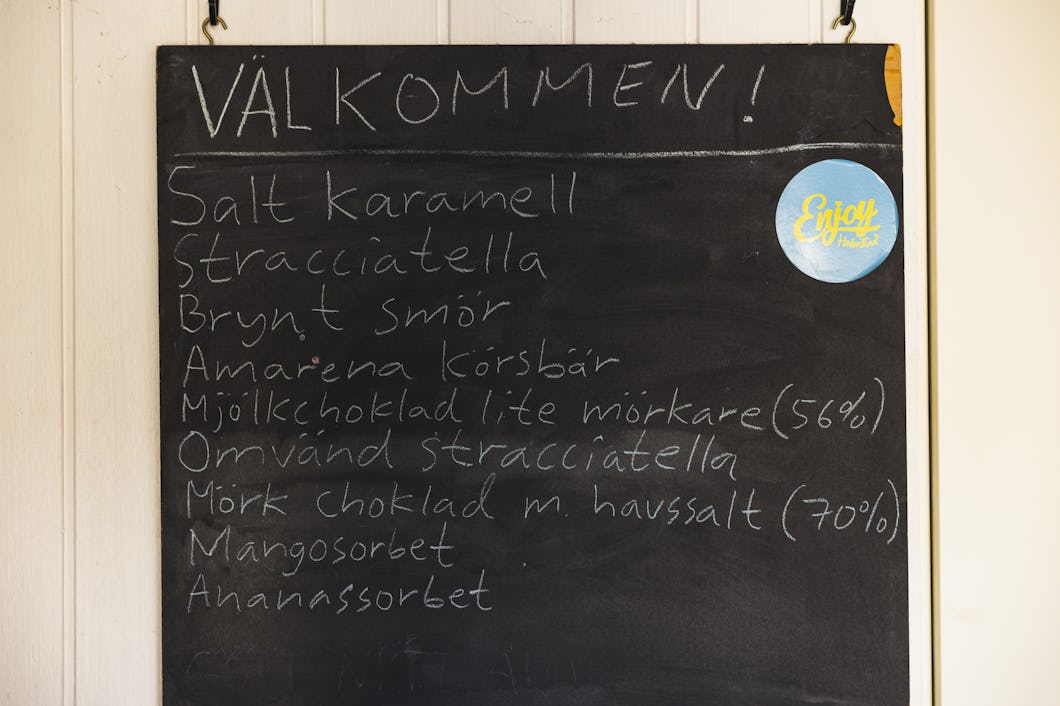 En menytavla visar olika smaker på gelato som Joakim Sundbaum, Mr Gelato, har tillverkat.