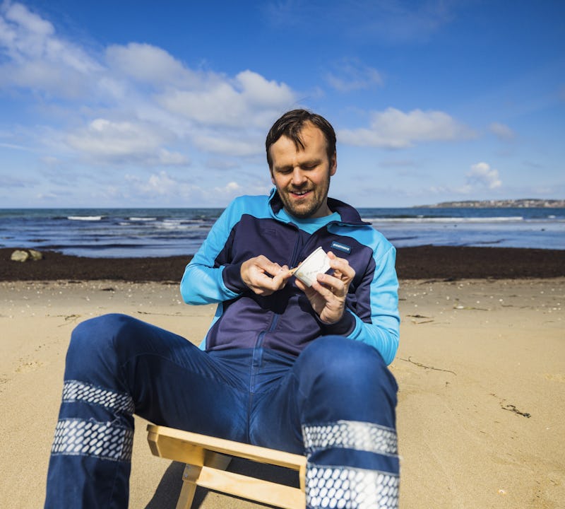 Brevbäraren Joakim Sundbaum på stranden med en bägare egengjord gelato.