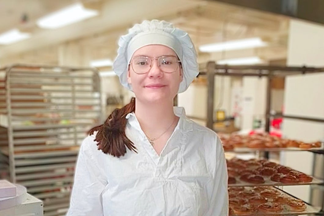 Nathalie Kinneback ska sommarjobba på Svea Bageri i Kumla.