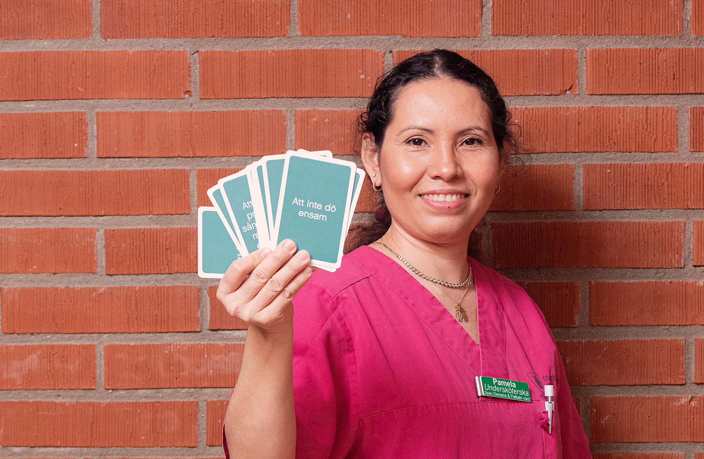 Pamela Pichardo. Pamela visar kortleken som gör det lättare att prata om döden på demensboendet.