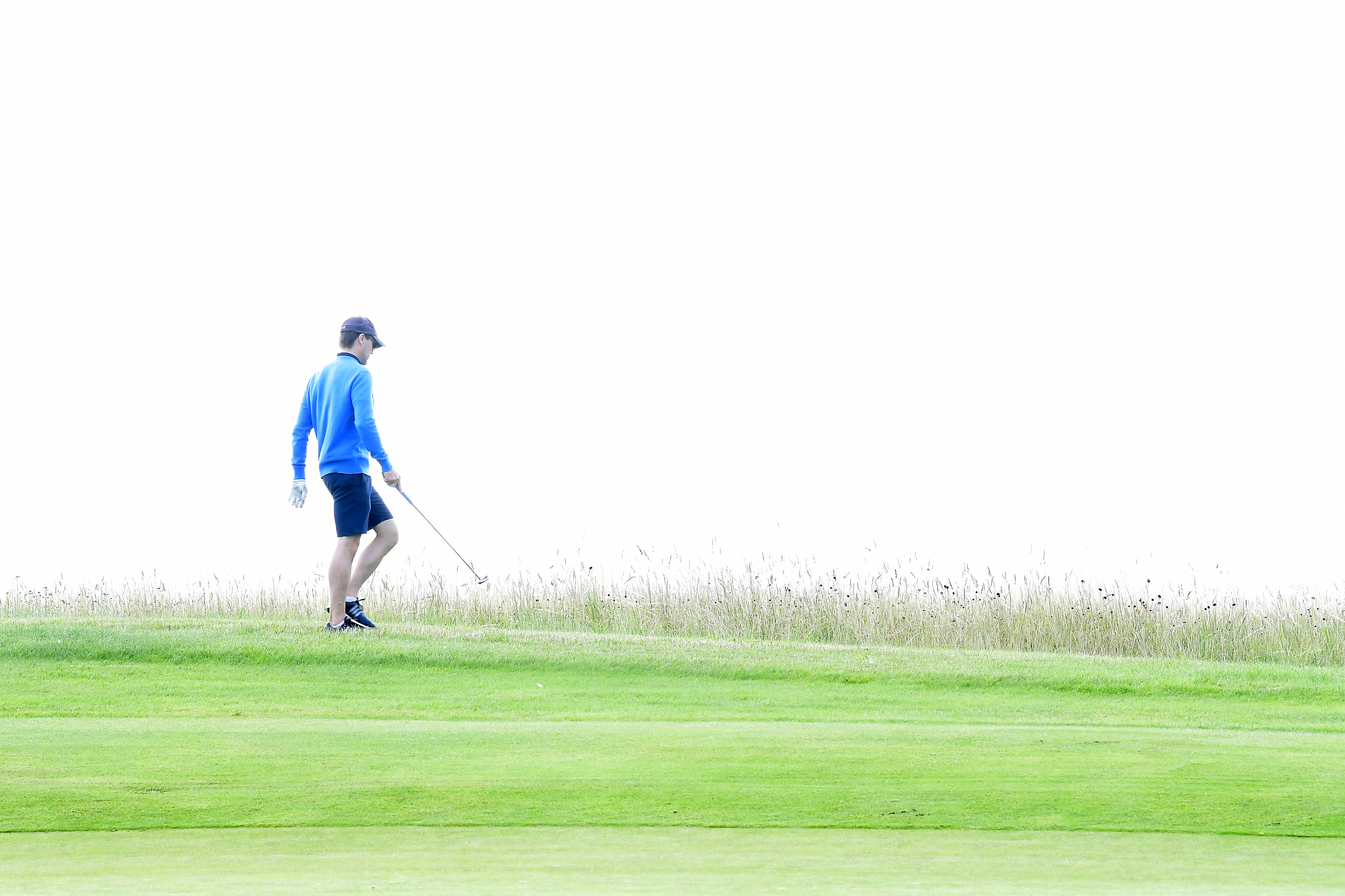 Prins Daniel golfar på Ekerum golfbana på Öland.