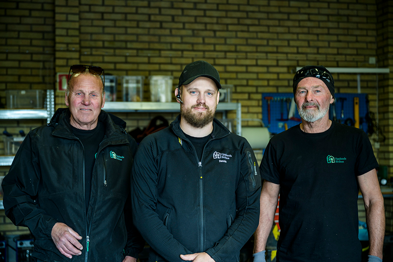 Thomas Odell, fastighetsteknikern Dennis Woldert och Dragisa Todorovic ses varje morgon på Upplandsbro-hus.