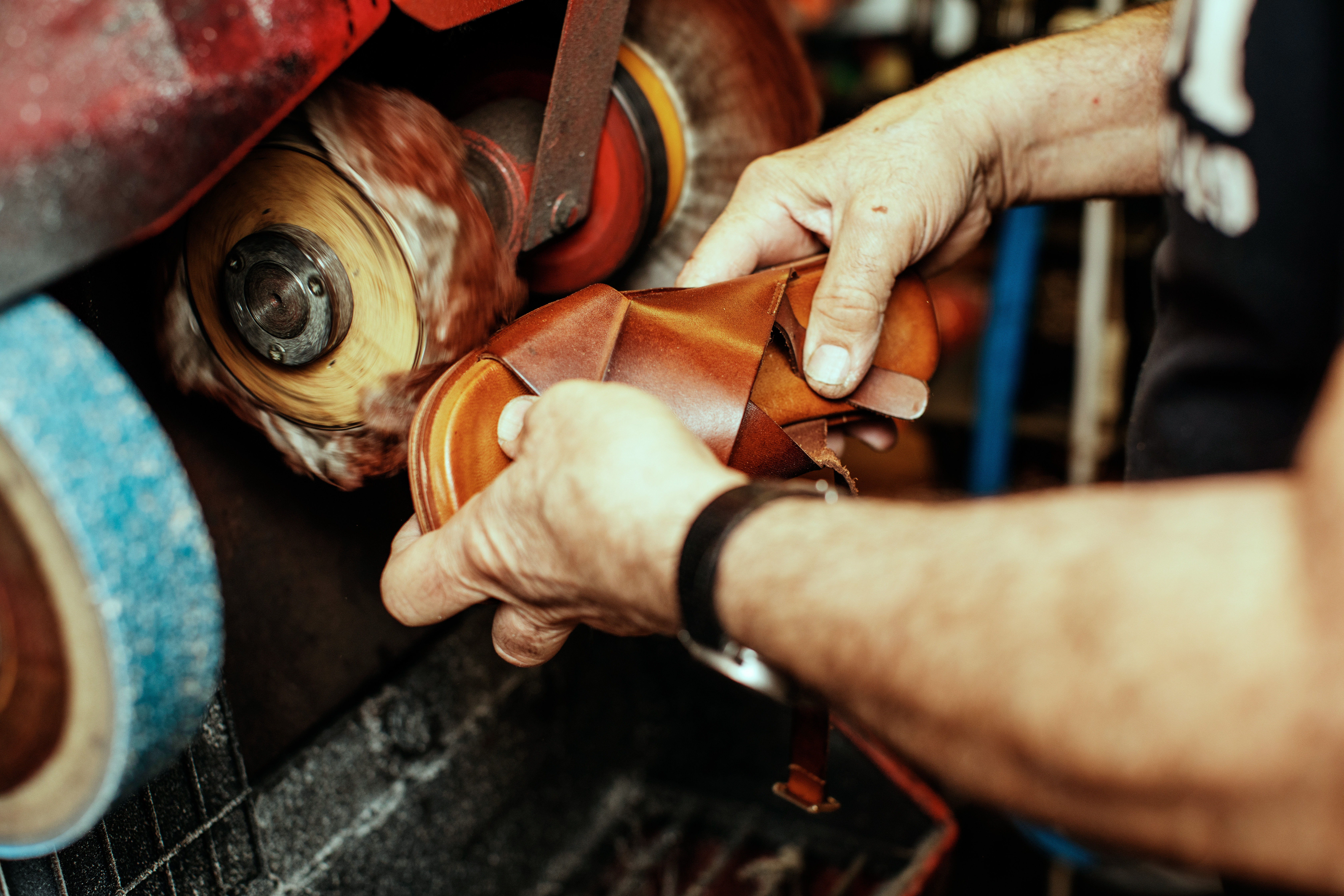 Joseph Aroyan slipar en sko