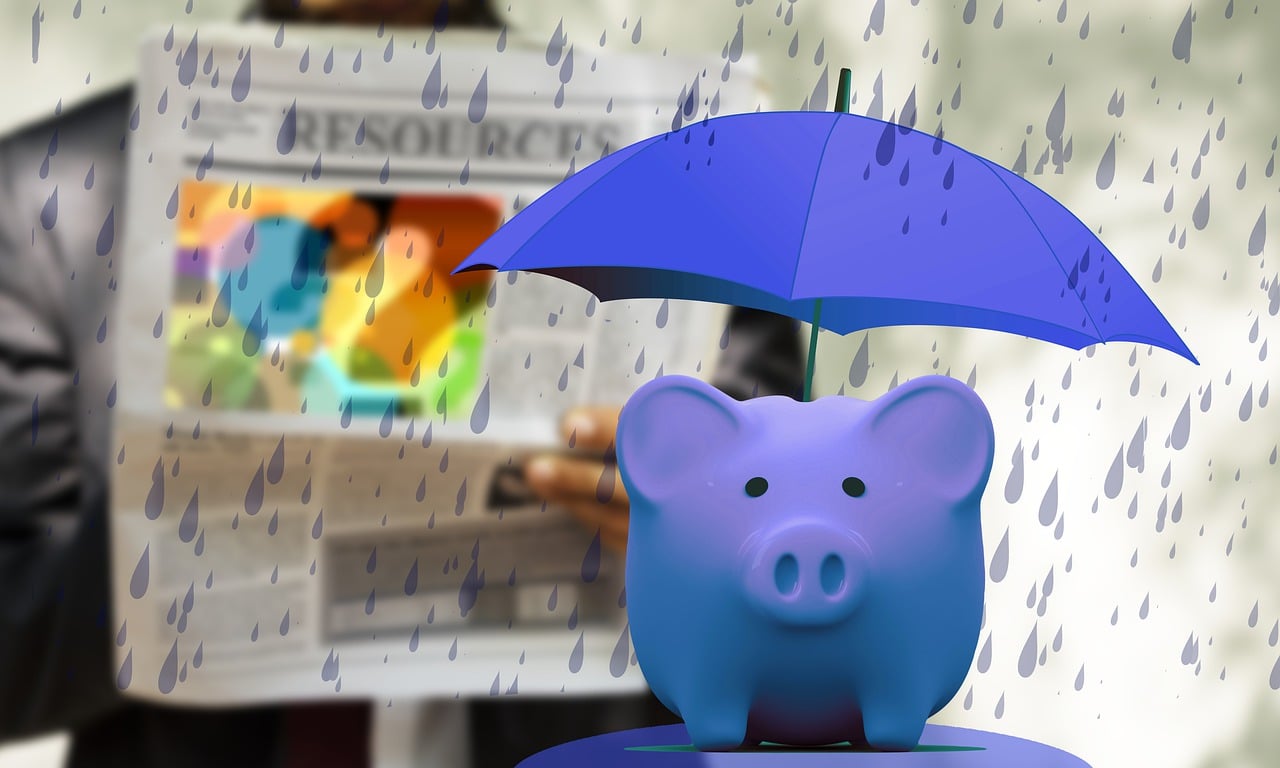 En spargris med paraply i ett regnväder