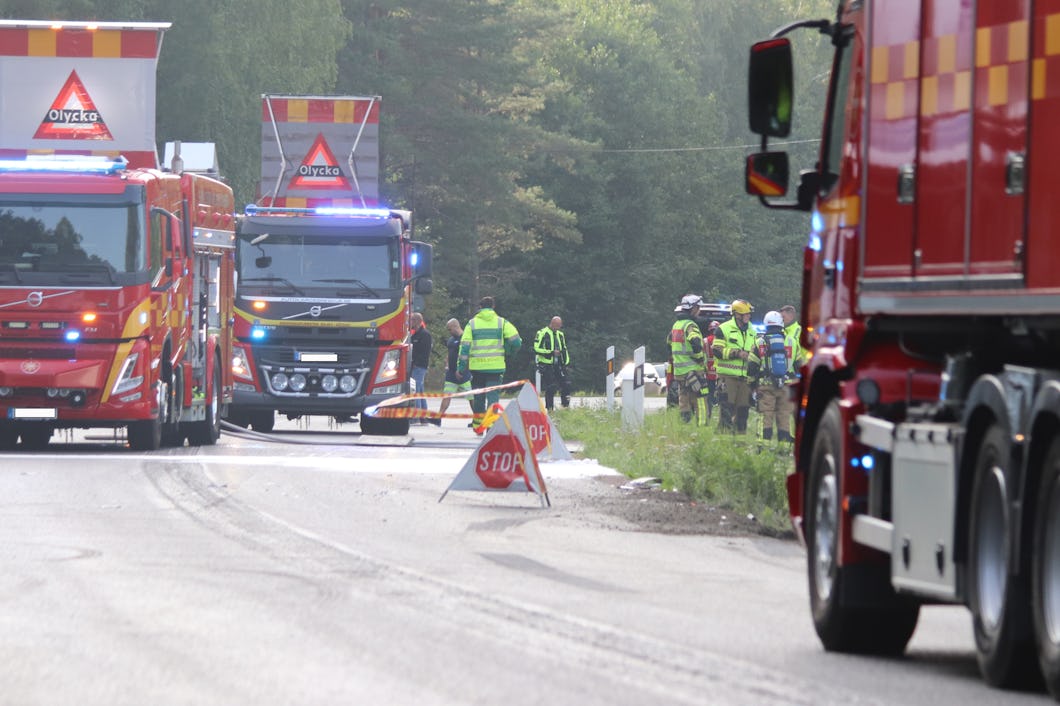 Under måndagen skedde en olycka och fem män har omkommit i en frontalkrock mellan en personbil och en lastbil mellan Skara och Falköping.