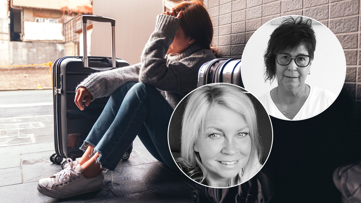 En ledsen kvinna sitter på golvet med resväskor omkring sig.