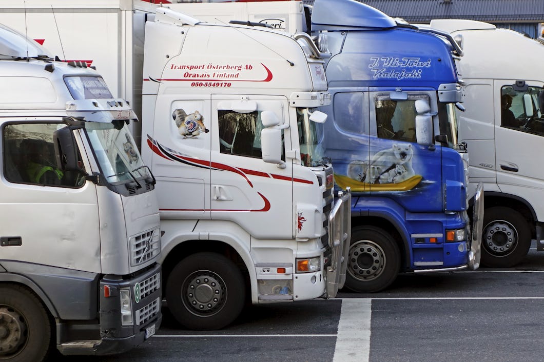 Långtradare står uppställda i väntan på färjetransport.