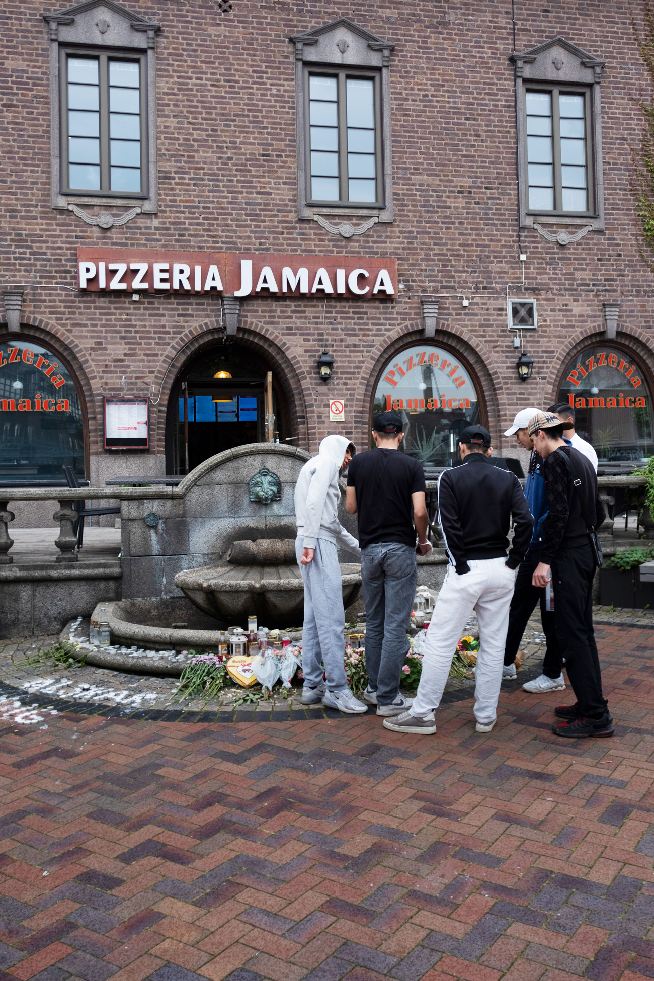 En minnesplats för Muhammad Al Yaqob utanför Pizzeria Jamaica i Ulricehamn.