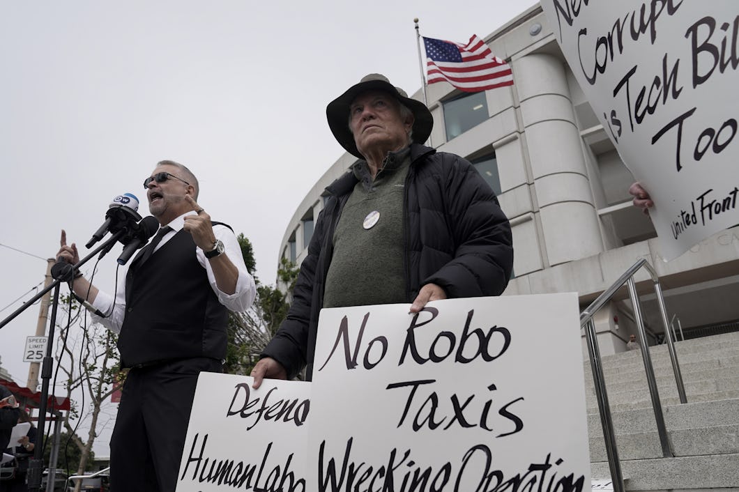 Demonstration mot robottaxis i San Francisco.