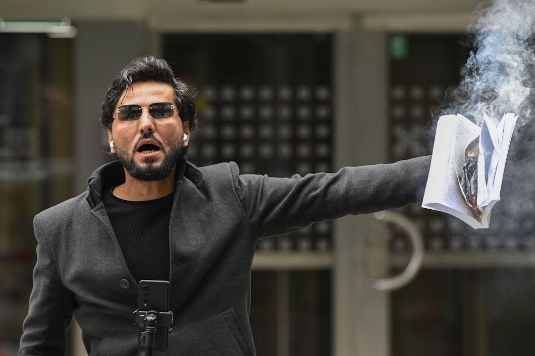 Salwan Momika bränner en koran på Benny Fredrikssons torg i augusti 2023.