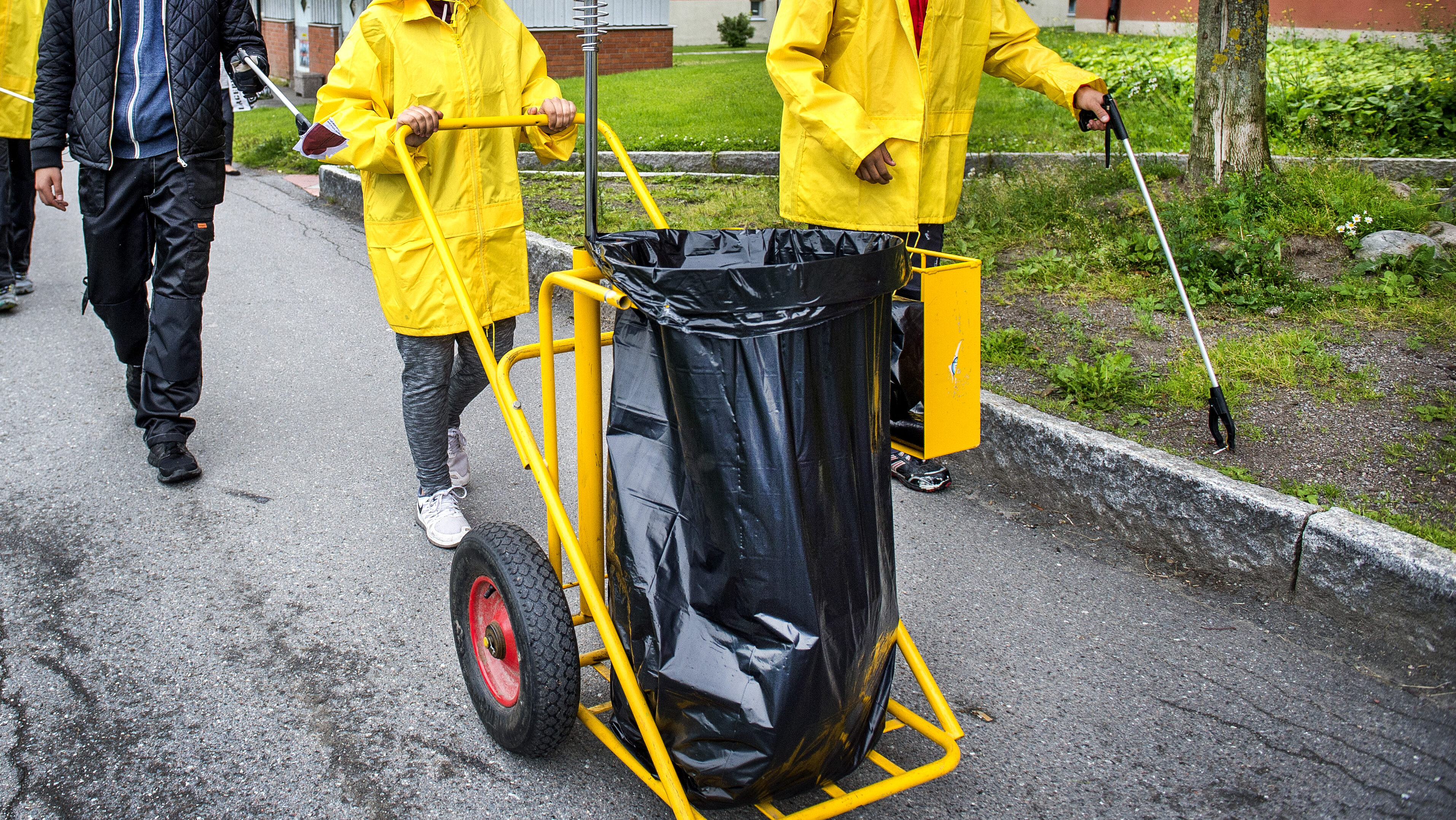 Sommarjobbande ungdomar.