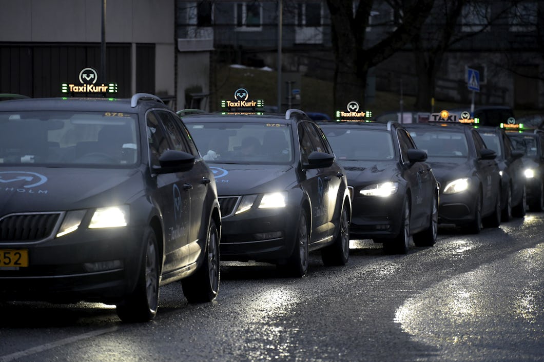 Kö av taxibilar från Taxi Kurir utanför Capio S:t Görans Sjukhus
