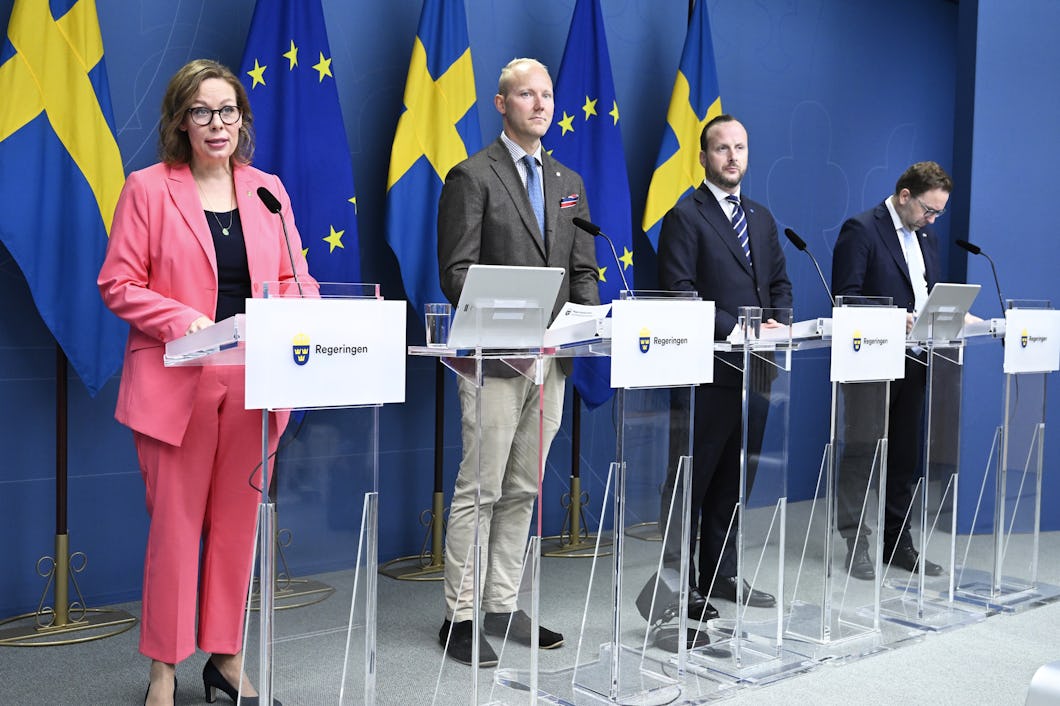 Migrationsminister Maria Malmer Stenergard (M) tillsammans med Ludvig Aspling (SD), Christian Carlsson (KD) och Fredrik Malm (L).