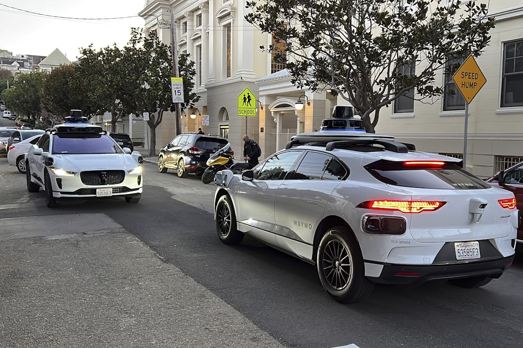 Två förarlösa bilar på en gata i San Francisco.