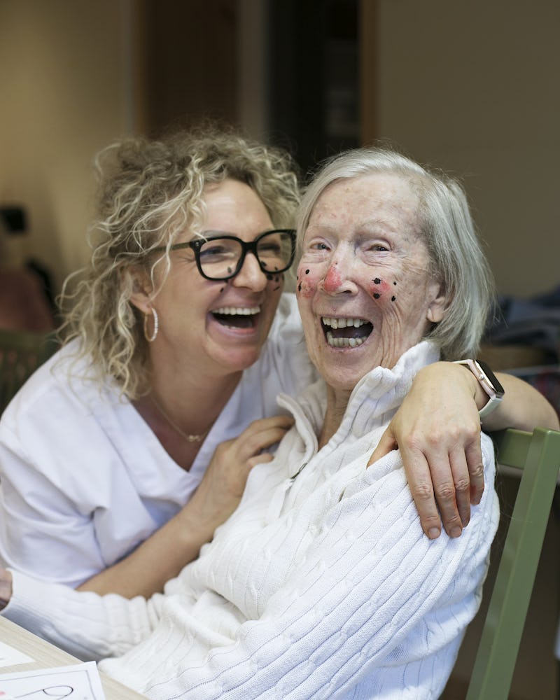 Marlena Maraniak och Gerda Andersson väljer att måla på varandra.