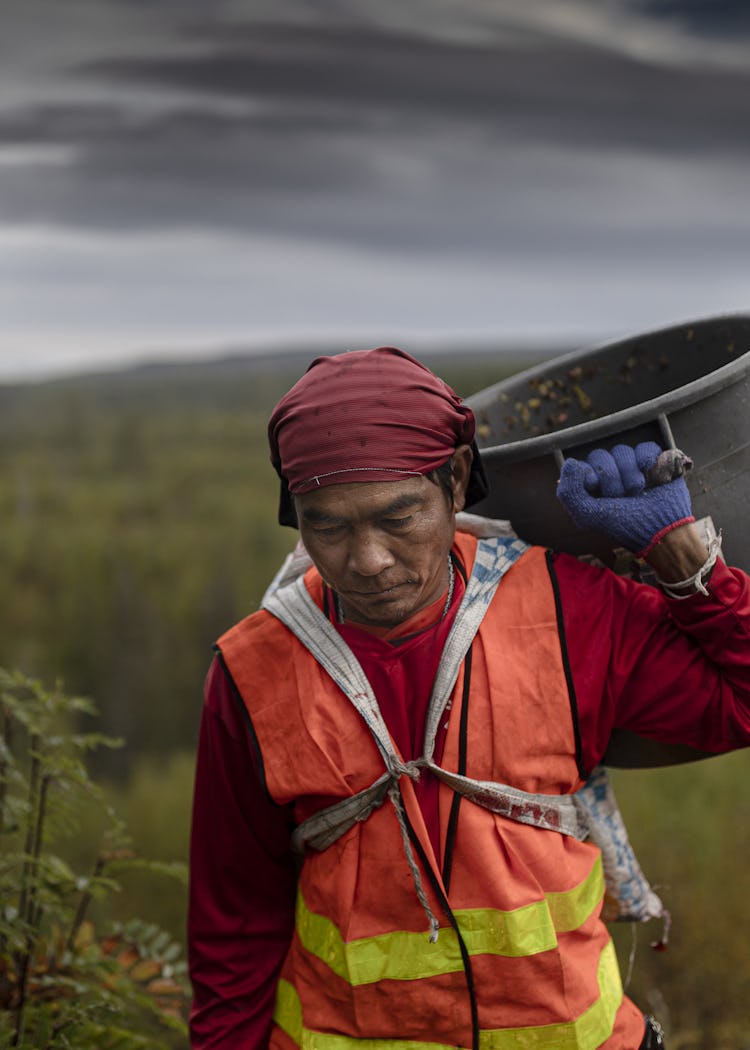 Joy Phubutta är lantbrukare i grunden. Det är nästan alla bärplockare som kommer hit. Han gör sin femte säsong i Sverige.