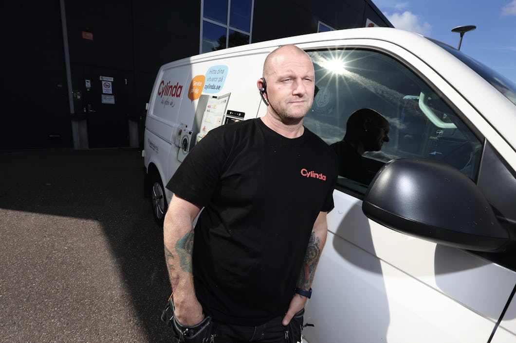 Andreas Ohlström vid sin jobbil.