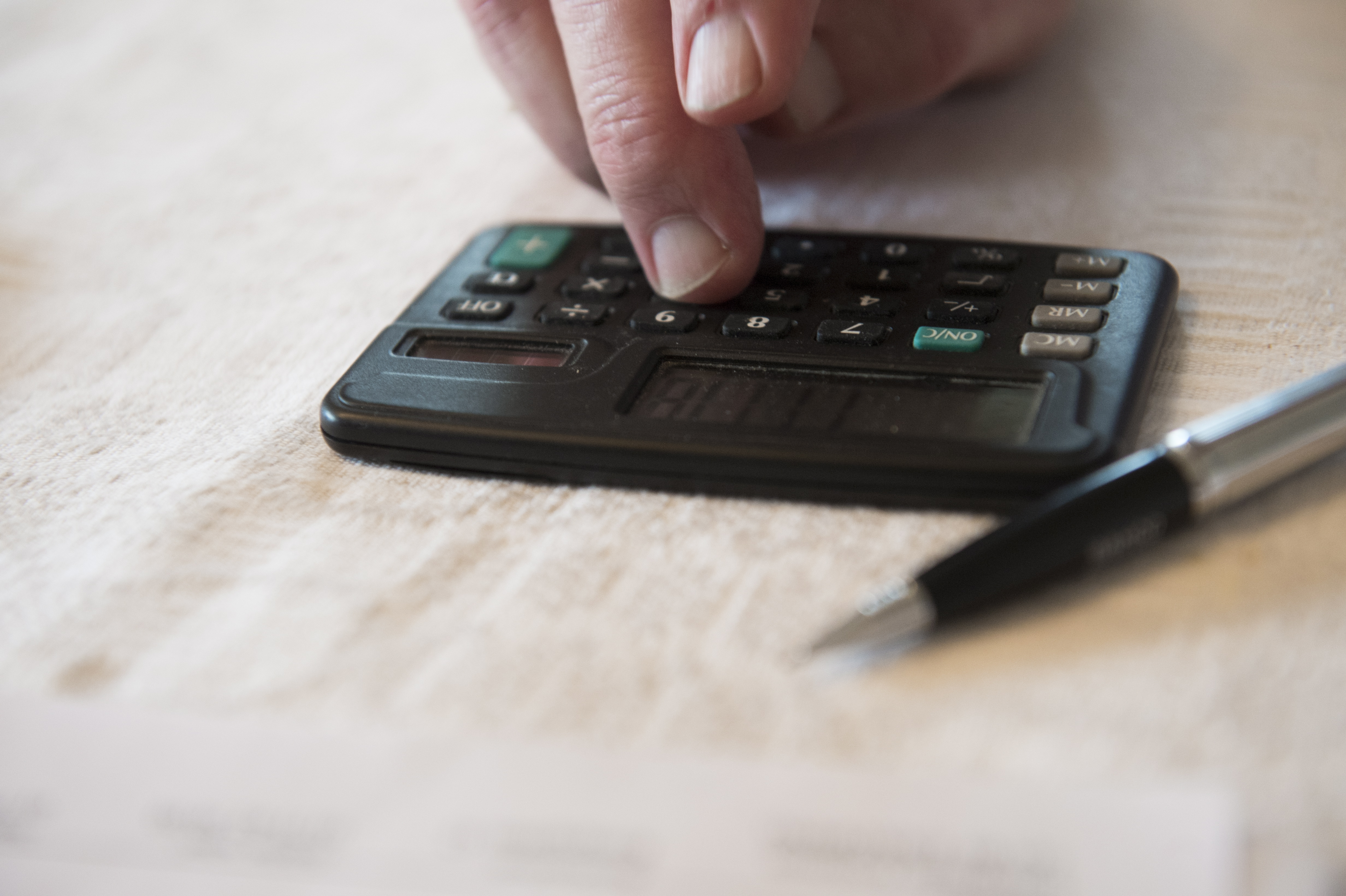 En person använder en miniräknare.