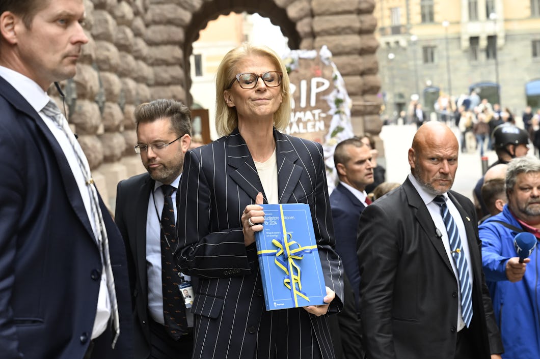 Finansminister Elisabeth Svantesson (M) budgetpromenad till riksdagen med budgetpropositionen för 2024 och höständringsbudgeten för 2023.