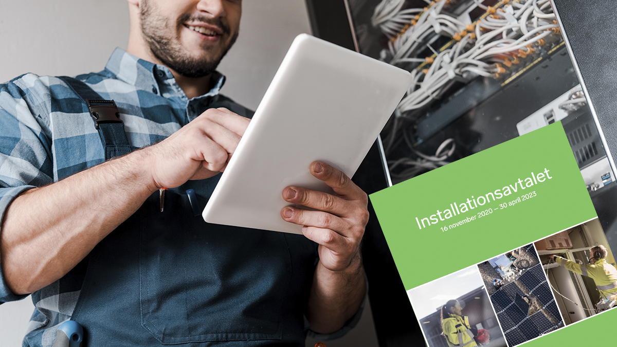 Elektriker med padda och bild på Installationsavtalet.