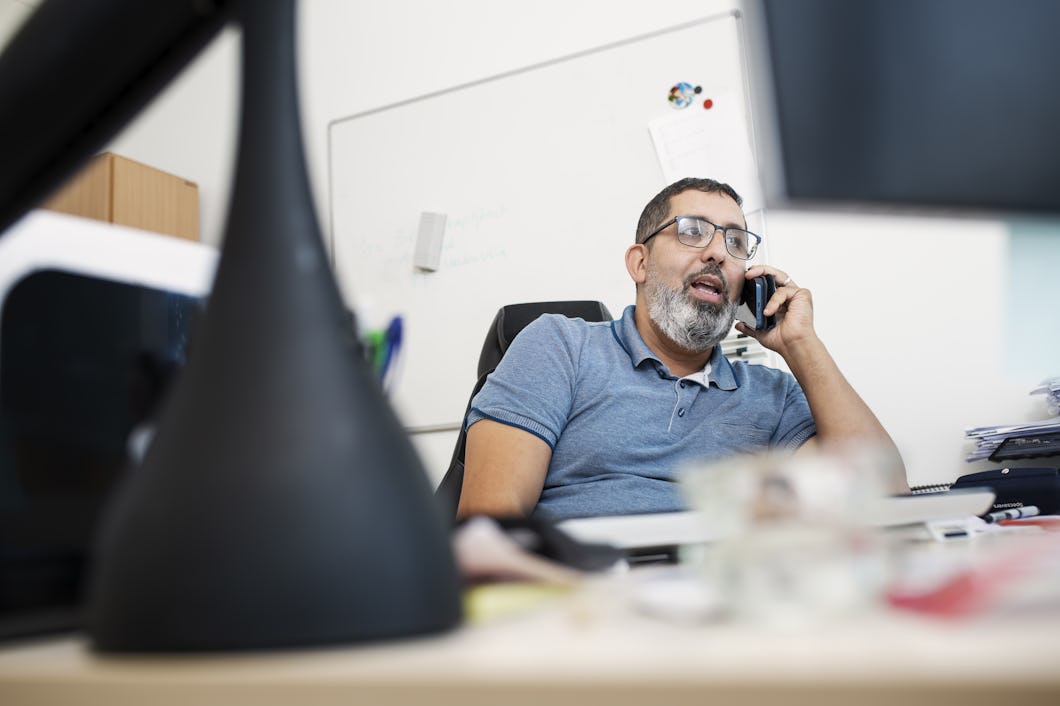 Jamal El Mourabit, ombudsman Fastighetsanställdas förbund region ost pratar i telefon.
