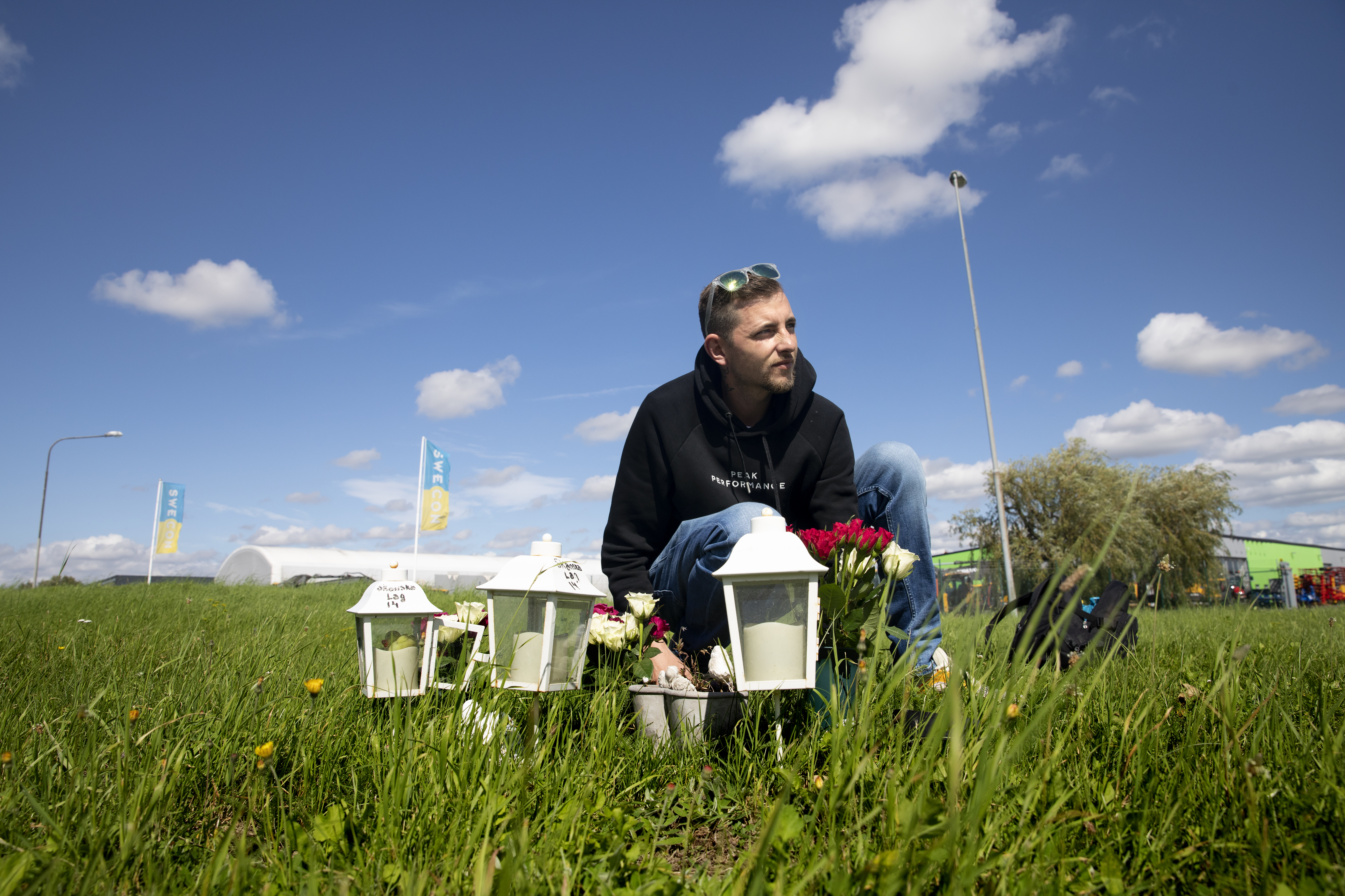 Bild från länsväg 108 utanför skånska Staffanstorp, där det omkom tre asfaltarbetare på Skanska i december förra året. Joakim Dahlqvist som också är i bilden, var den enda som överlevde. Varje vecka återvänder han till olycksplatsen, oftast i sällskap av sin omkomne kollegas son.
