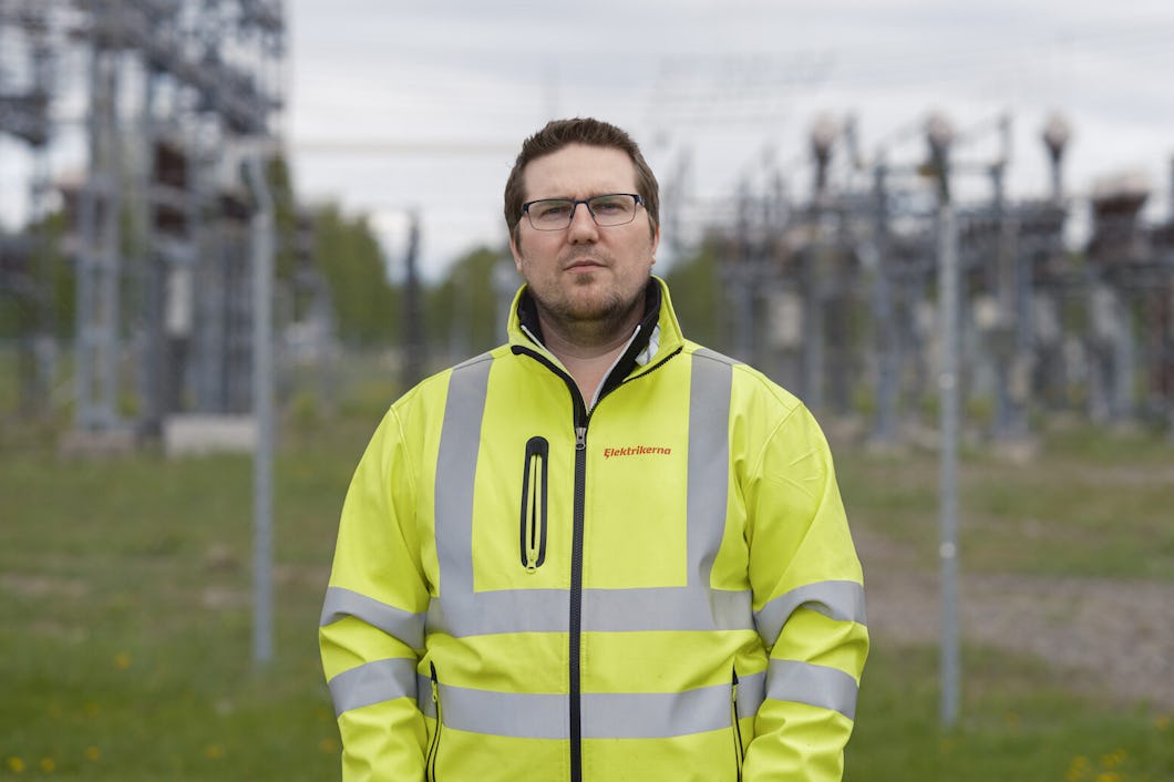 Mathias Hansson på bild med varseljacka.