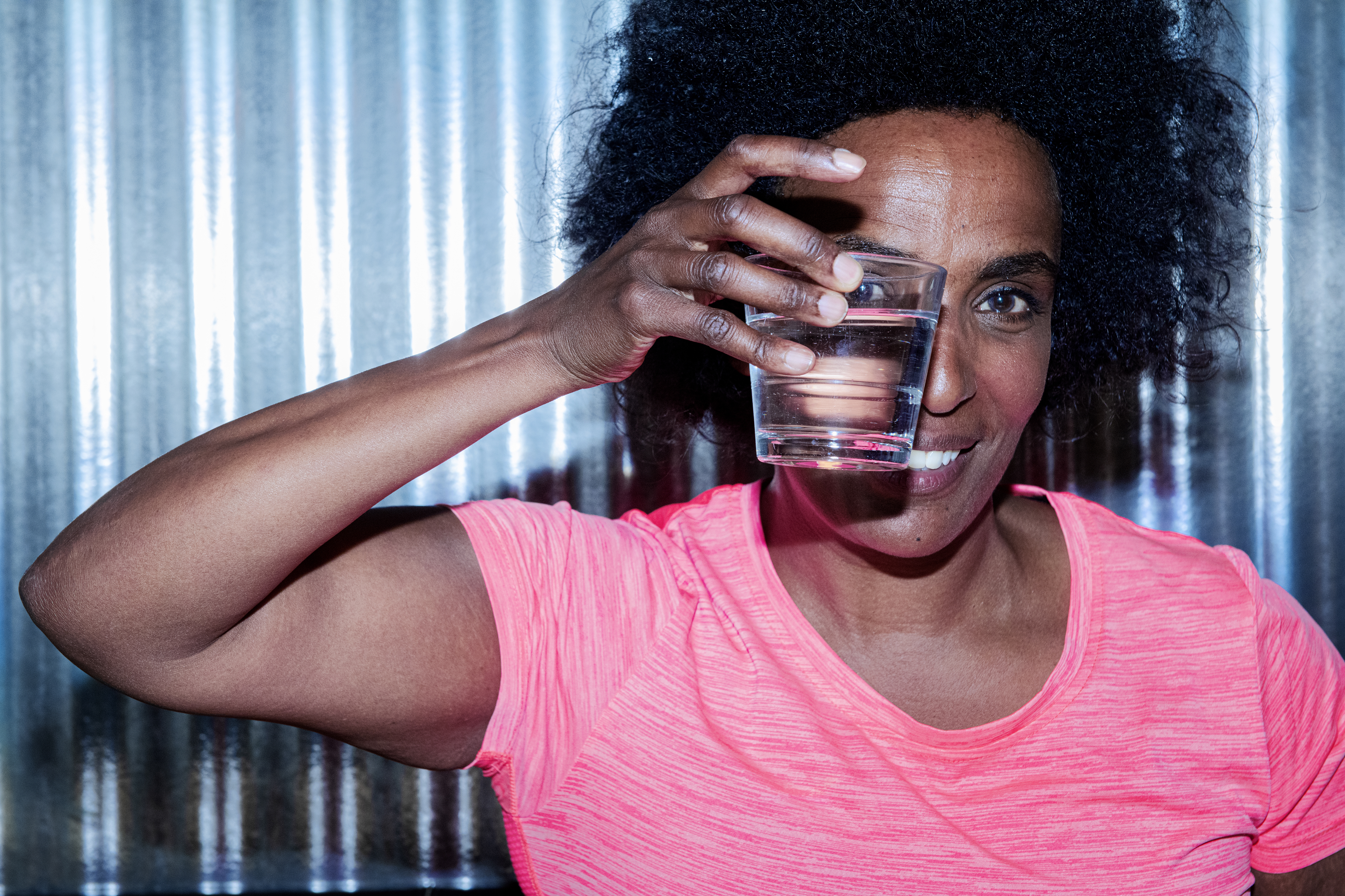 Marika Carlsson kämpar mot ett sockerberoende. När hon träffar KA på ett kafé beställer hon en cappucino och ett glas vatten – absolut ingen bulle.