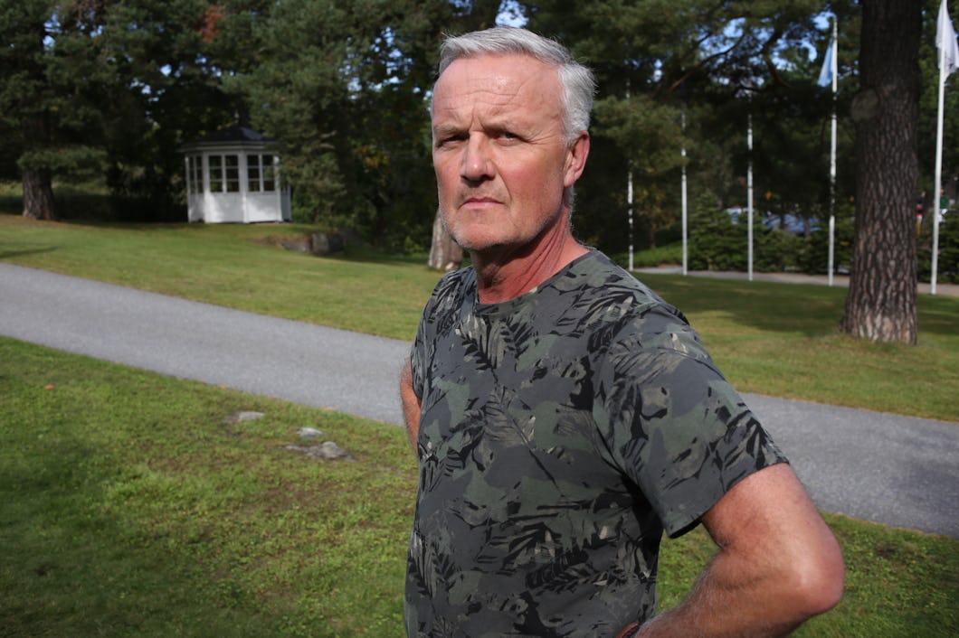 Mats Andreasson iklädd t-shirt vid en gångväg.