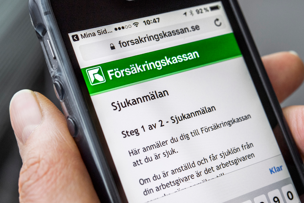 Bild på mobiltelefon med Försäkringskassans app uppe.