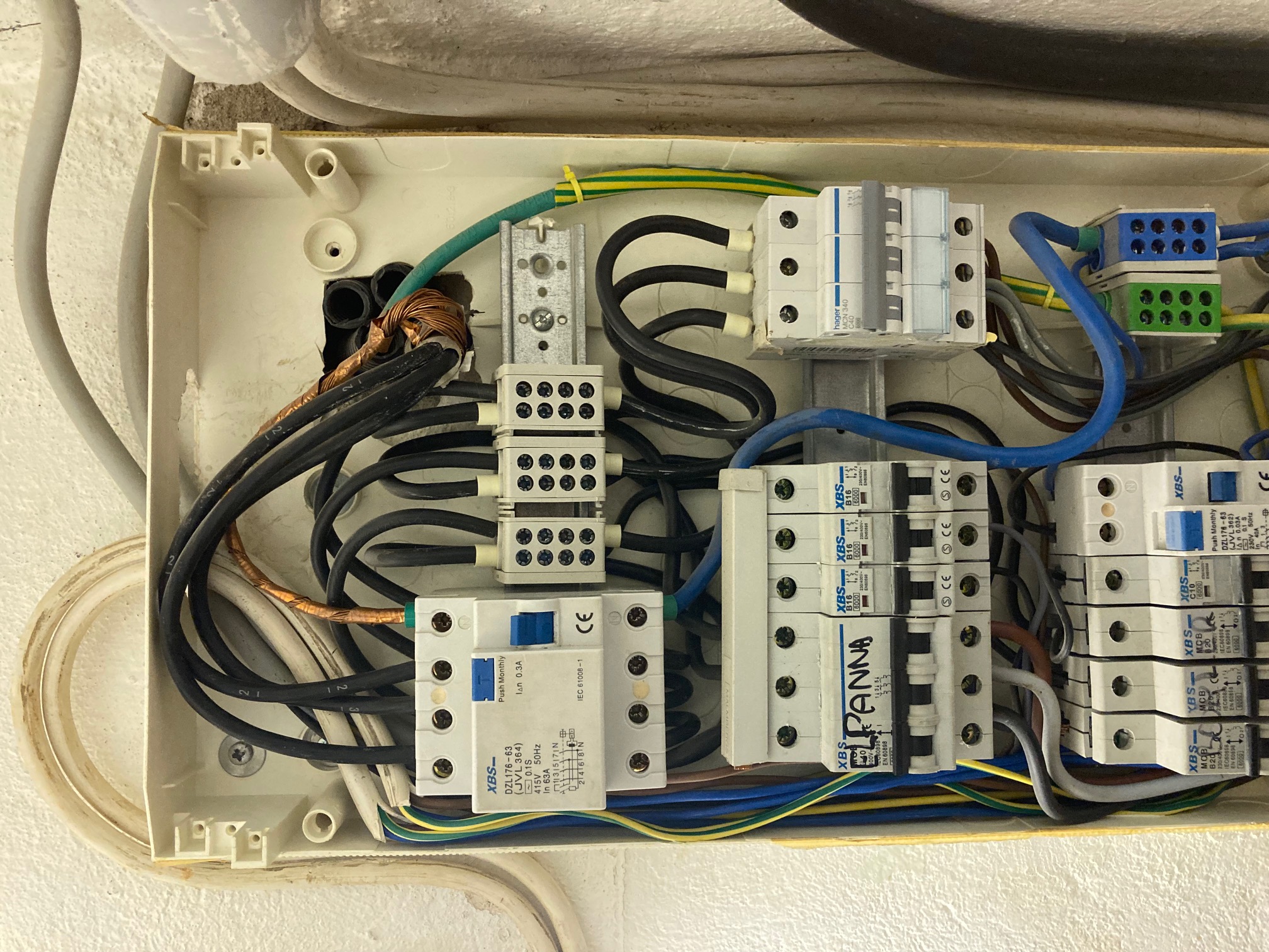 elinstallation i ett elskåp