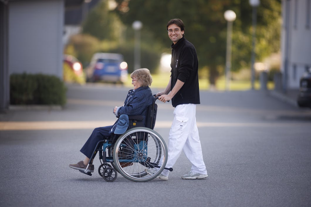 Moslem Jafari tar en promenad med Vivianne Karlsson.