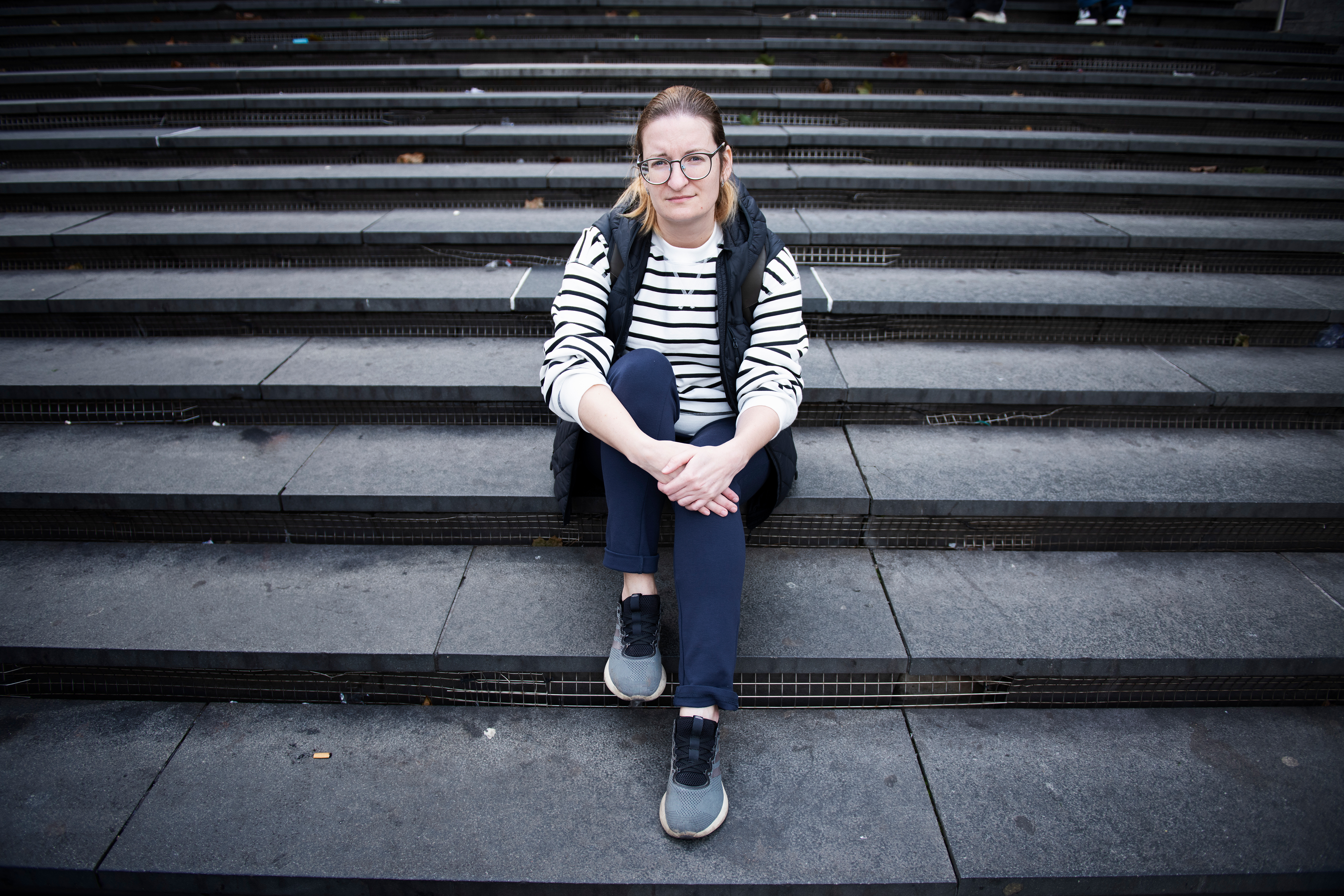 Fackligt aktiva Ala Tsvirko, Belarus, har fått avslag på sin asylansökan. På bilden sitter hon i en trappa på Sergels torg.